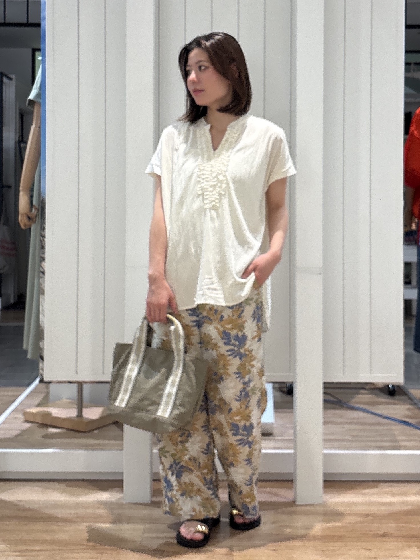 hinakoさんの「Dessin｜バンドカラーフロントフリルブラウス」を使ったコーディネート