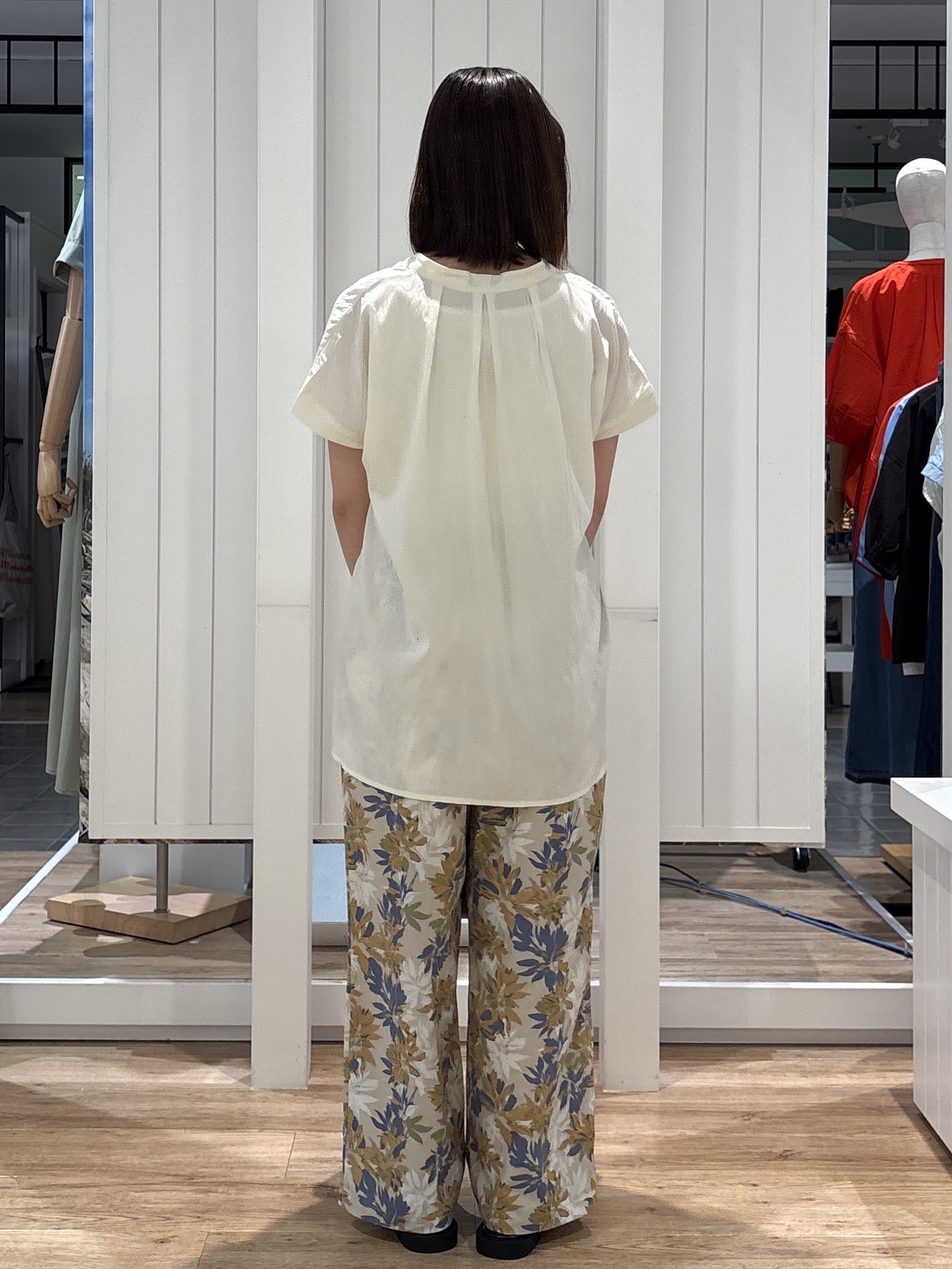 hinakoさんの「Dessin｜バンドカラーフロントフリルブラウス」を使ったコーディネート