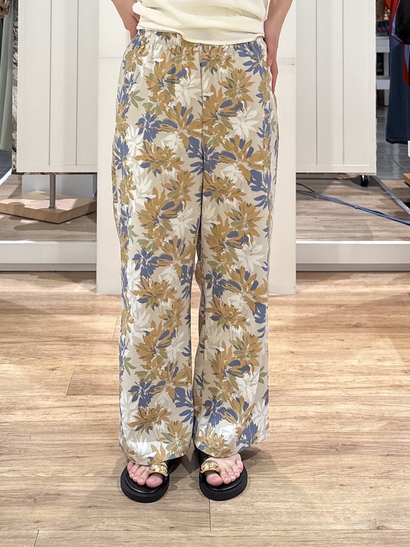hinakoさんの「Dessin｜バンドカラーフロントフリルブラウス」を使ったコーディネート