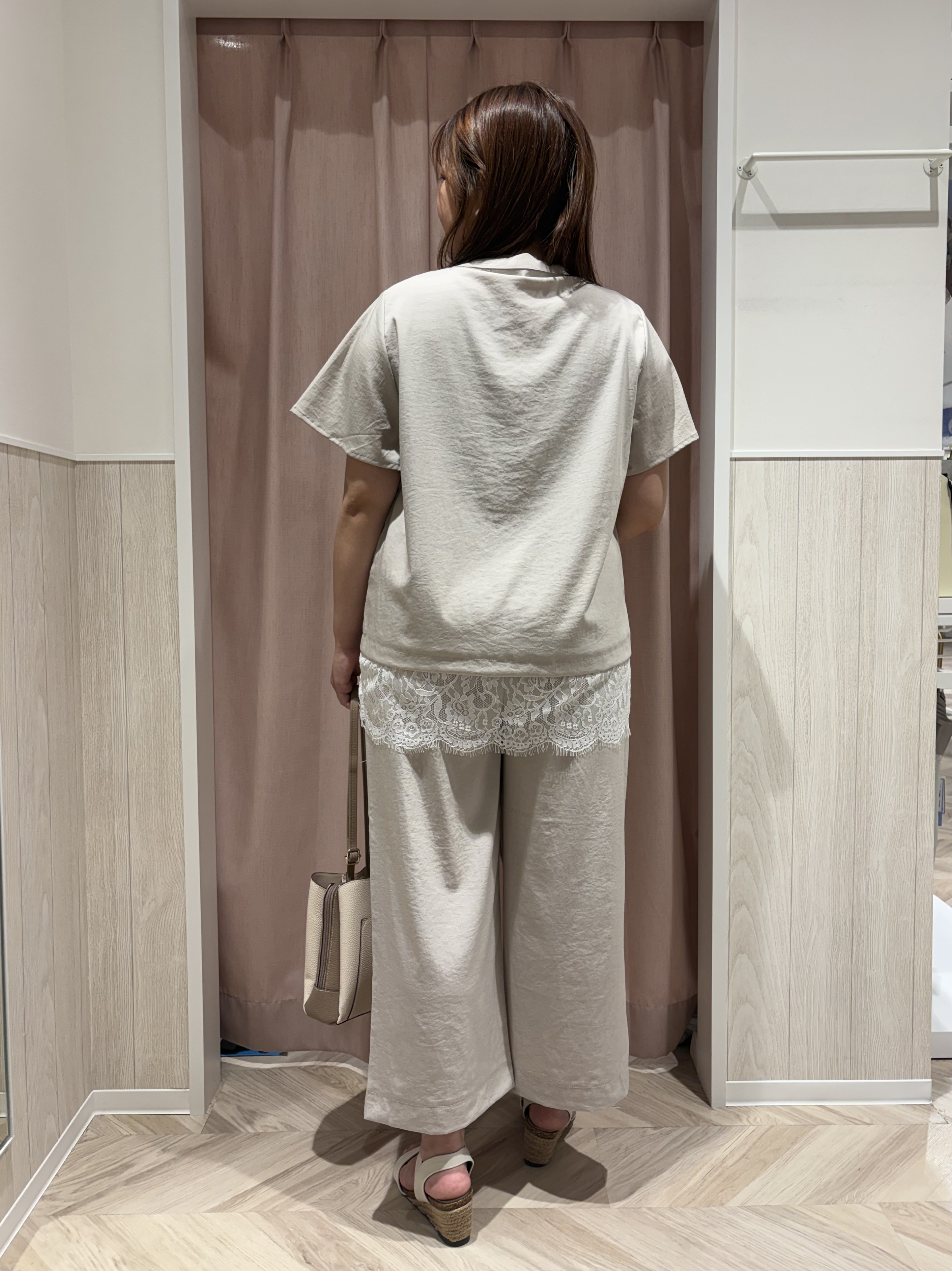 HANNAさんの「SHOO･LA･RUE｜【S-LL/洗濯機可】軽凛(かろりん) 楽に着られて上品 裾レーススキッパーブラウス」を使ったコーディネート