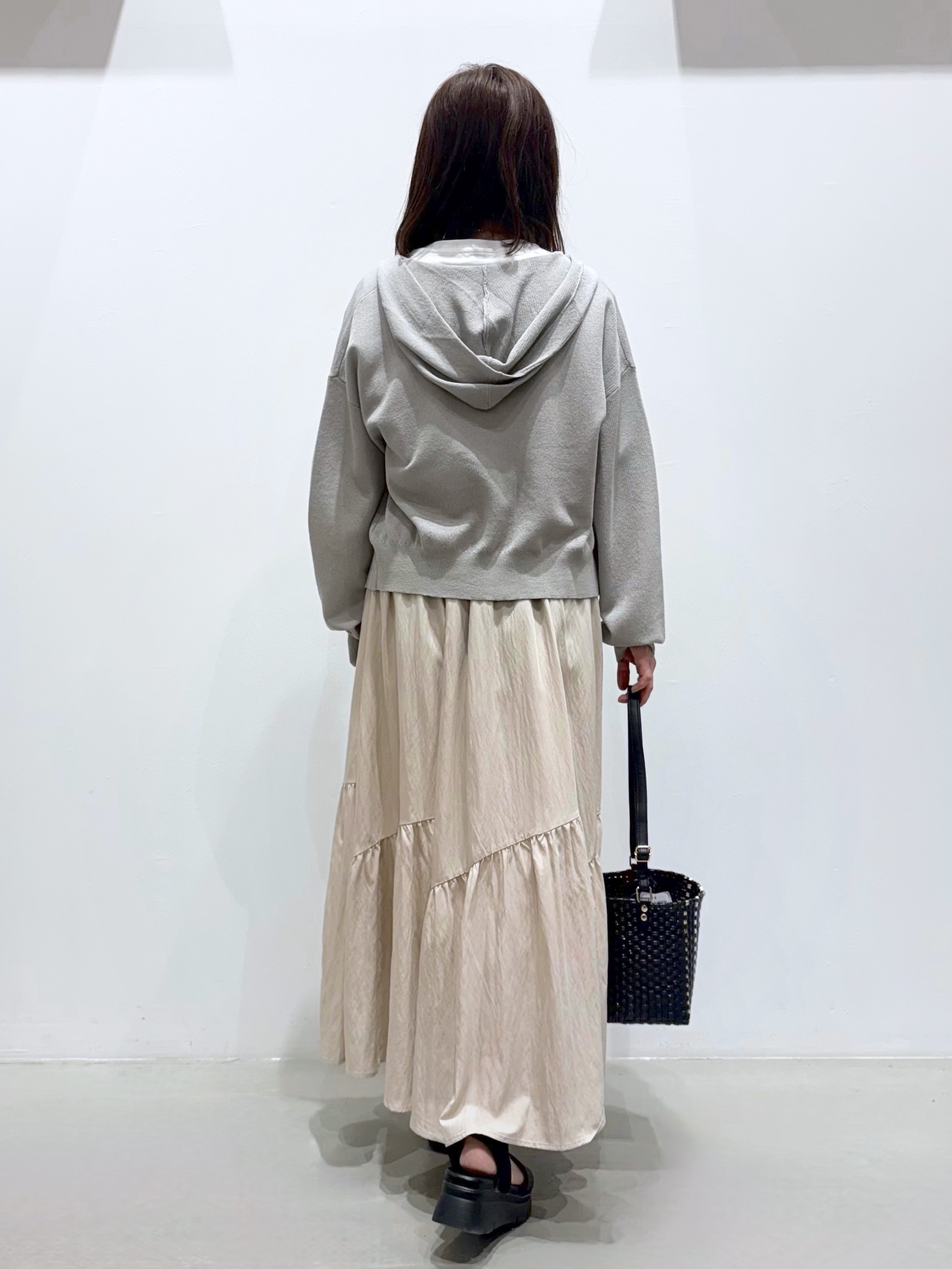 ＷＡさんの「grove｜【洗濯機OK・UVカット】大人の抜け感、シアーニットフードパーカ」を使ったコーディネート