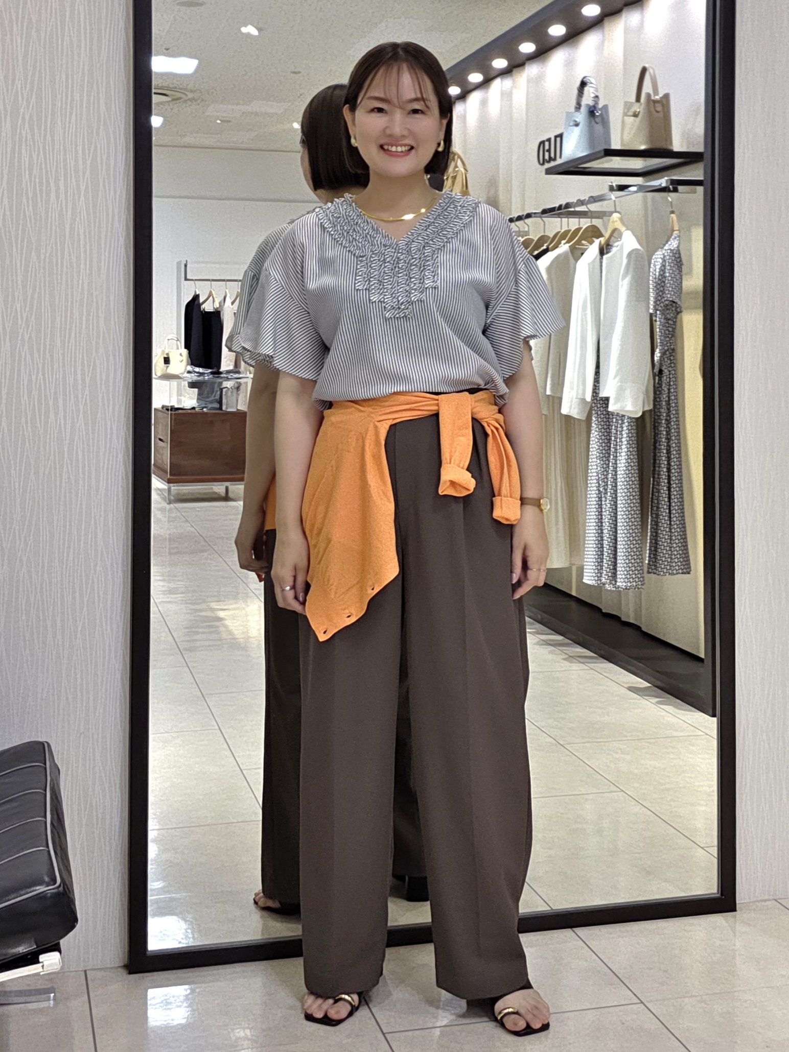 naokoさんの「UNTITLED｜【接触冷感/通気性/洗える】Vネックフリルブラウス」を使ったコーディネート