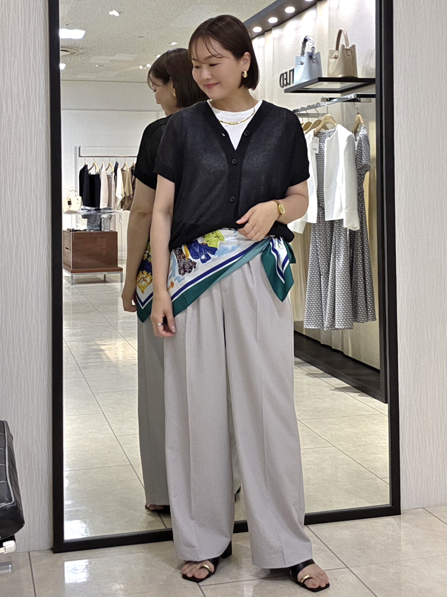 naokoさんの「UNTITLED｜【洗える/清涼感】ドライタッチスリーブレスカーディガン」を使ったコーディネート