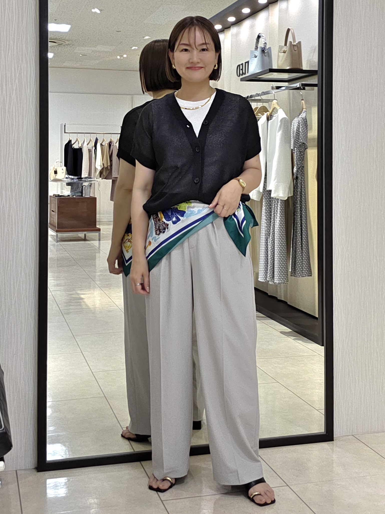 naokoさんの「UNTITLED｜【洗える/清涼感】ドライタッチスリーブレスカーディガン」を使ったコーディネート