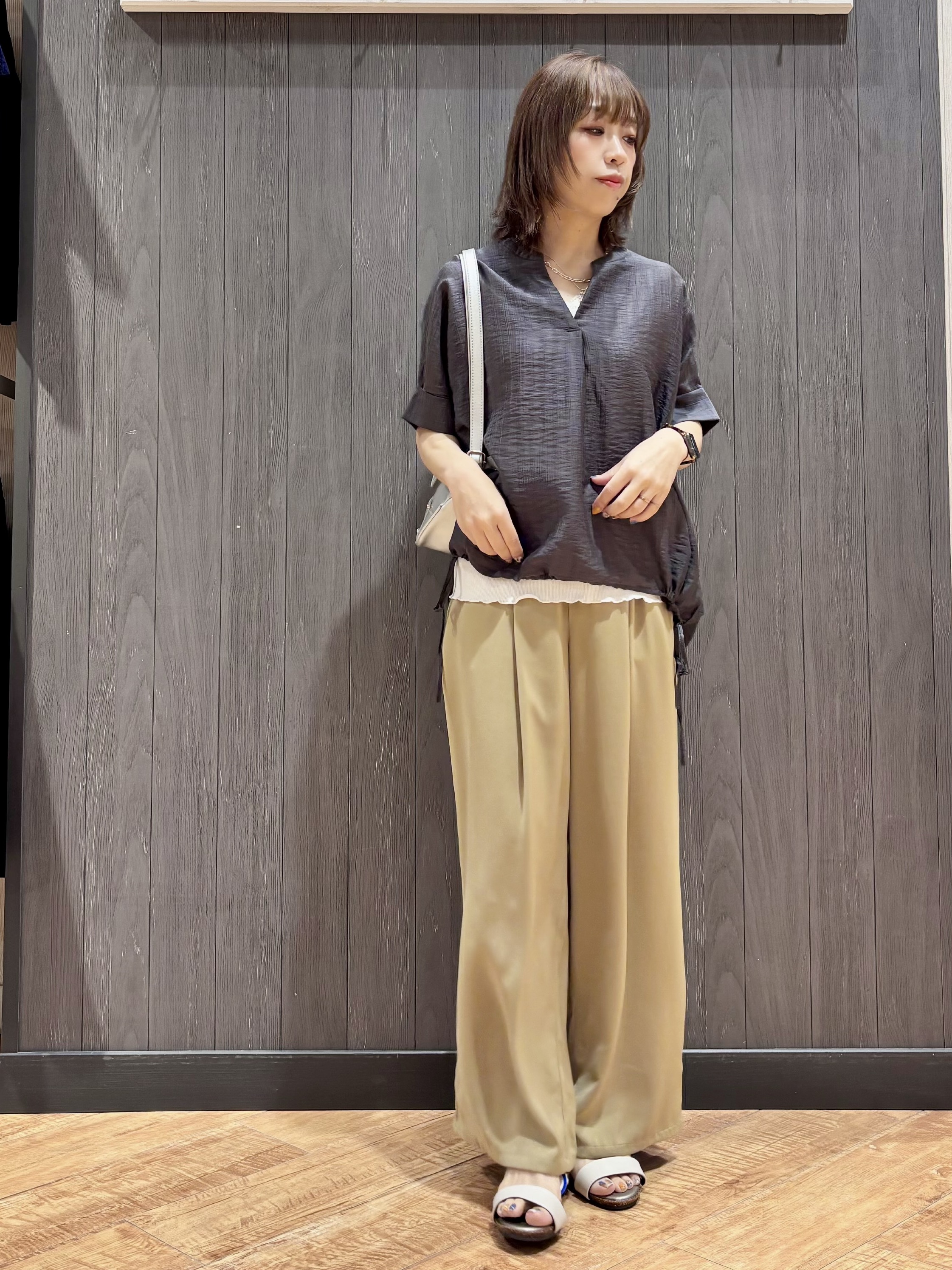 meiさんの「SHOO･LA･RUE｜【高レビュー/体型カバー】インせず着られる スキッパー裾リボンブラウス」を使ったコーディネート