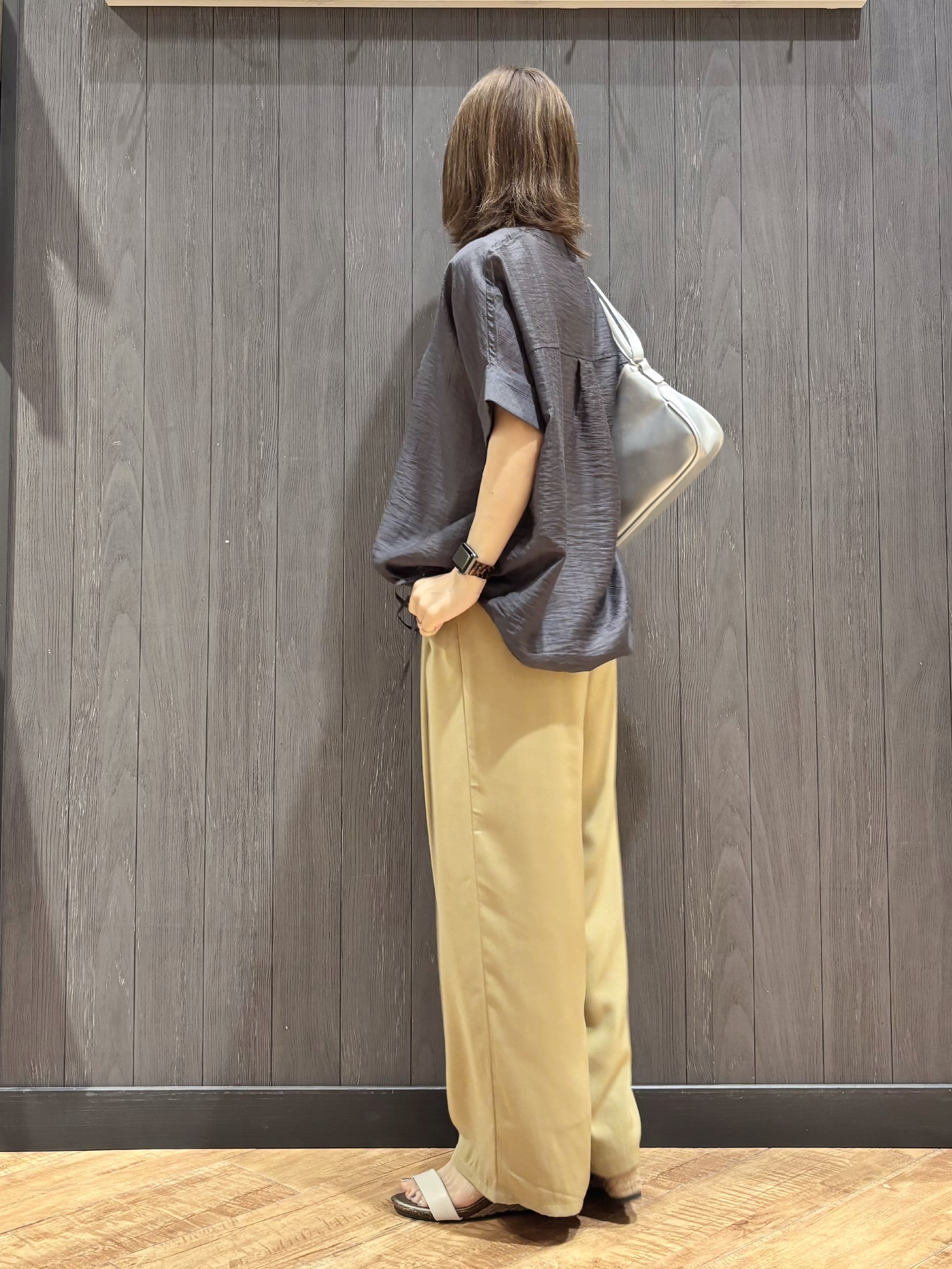 meiさんの「SHOO･LA･RUE｜【高レビュー/体型カバー】インせず着られる スキッパー裾リボンブラウス」を使ったコーディネート