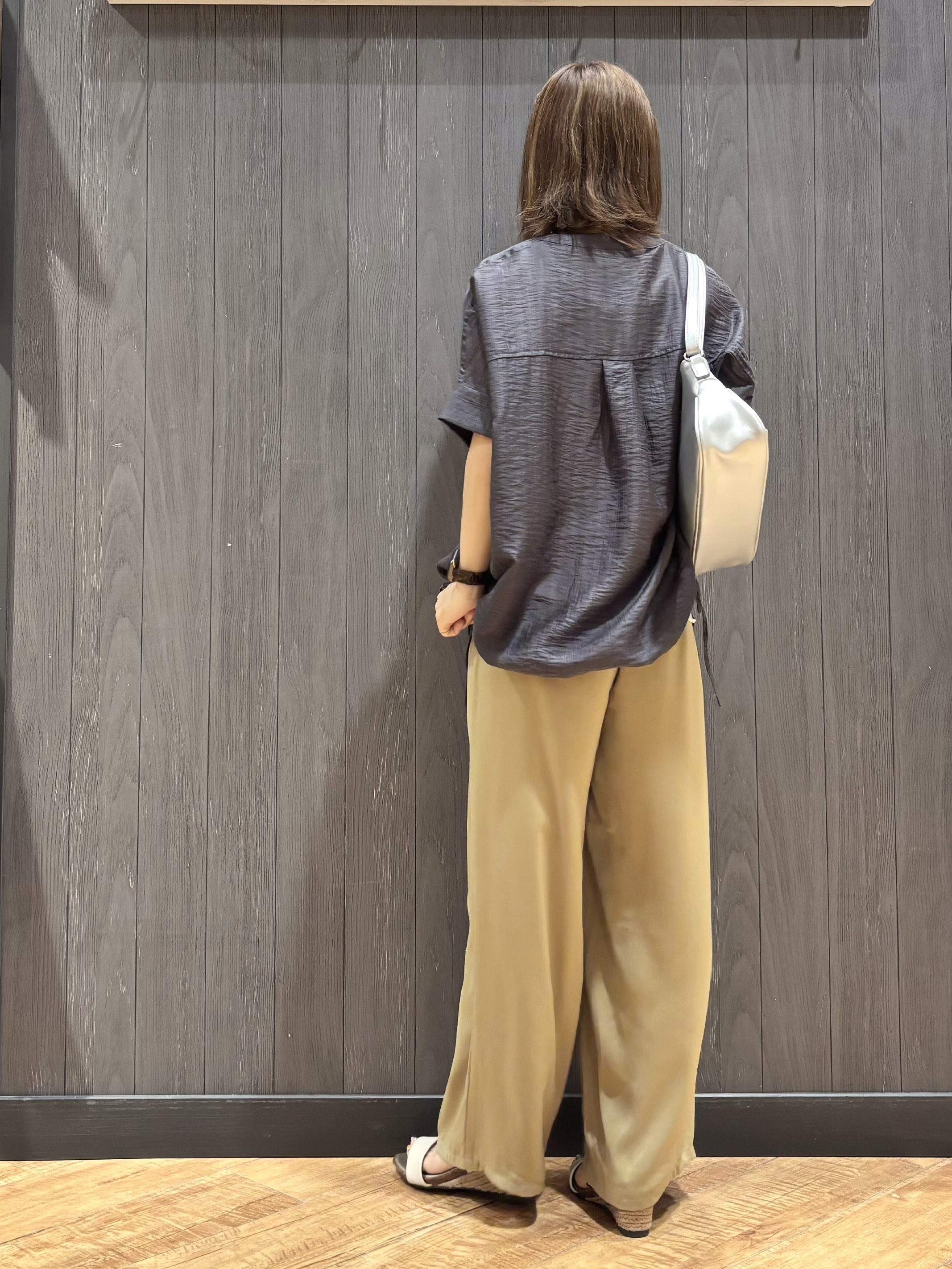 meiさんの「SHOO･LA･RUE｜【高レビュー/体型カバー】インせず着られる スキッパー裾リボンブラウス」を使ったコーディネート