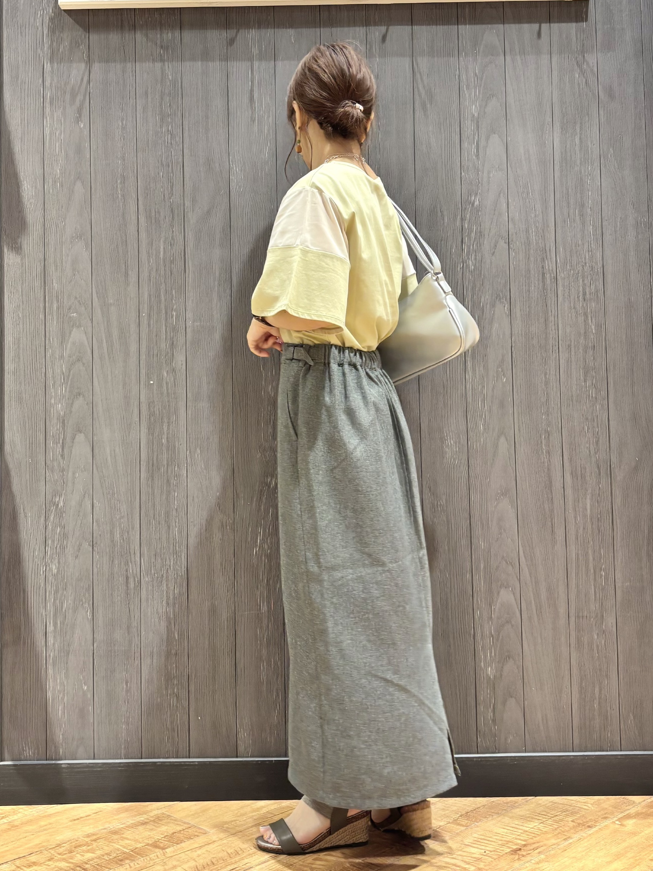 meiさんの「SHOO･LA･RUE｜【S-LL/洗濯機可/体型カバー】フレアスリーブで二の腕を自然に隠せる 浅VネックTシャツ」を使ったコーディネート