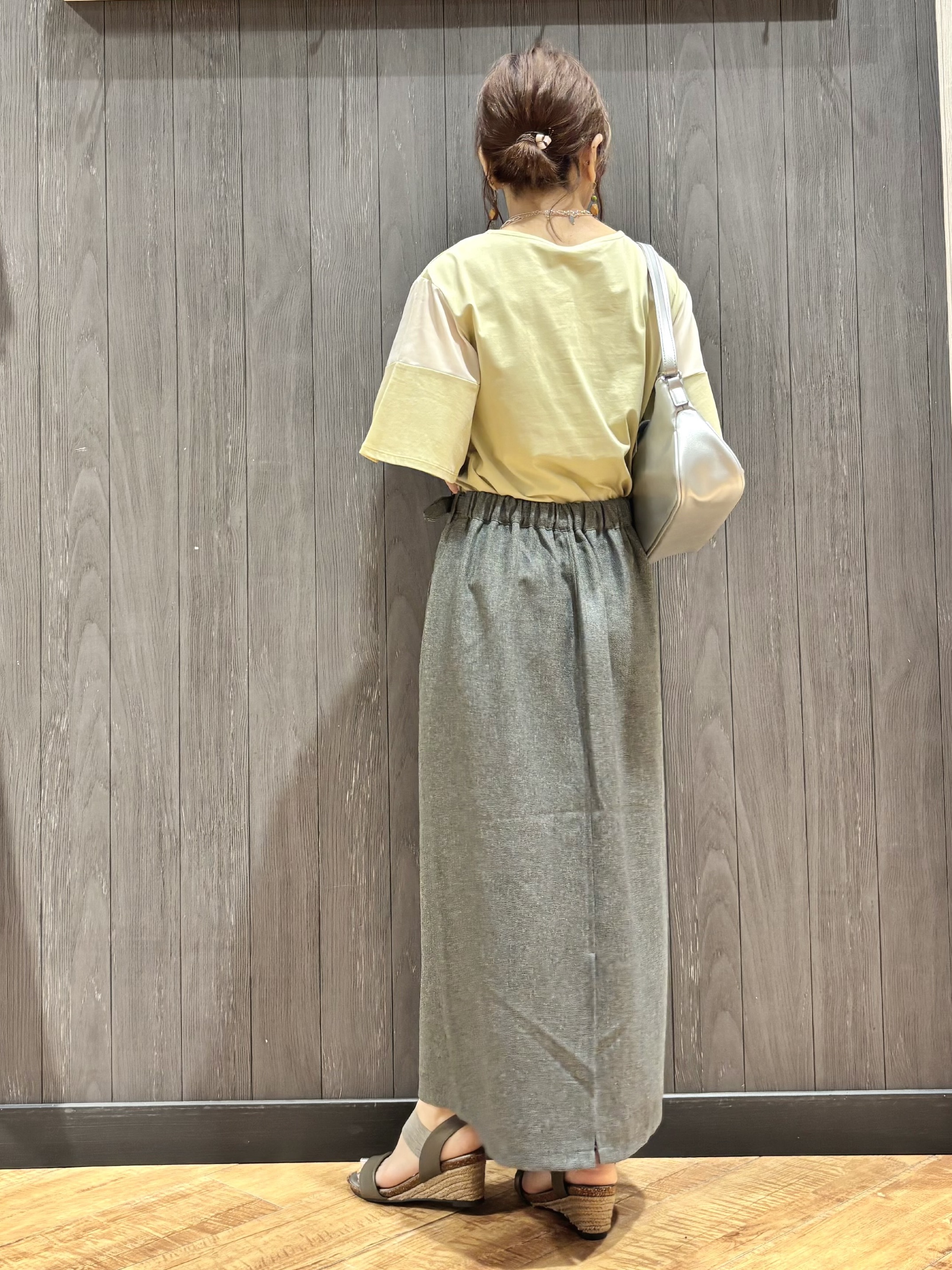 meiさんの「SHOO･LA･RUE｜【S-LL/洗濯機可/体型カバー】フレアスリーブで二の腕を自然に隠せる 浅VネックTシャツ」を使ったコーディネート
