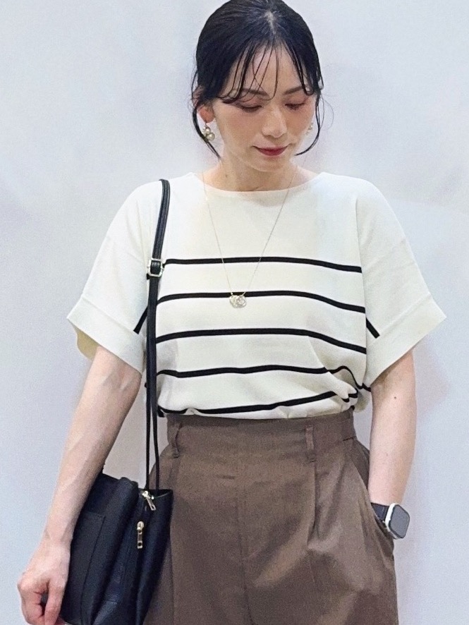 𝐇𝐢𝐫𝐨𝐦𝐢さんの「SHOO･LA･RUE｜【毎日洗える/UV】二の腕隠れる さらっとドルマン半袖ニット」を使ったコーディネート