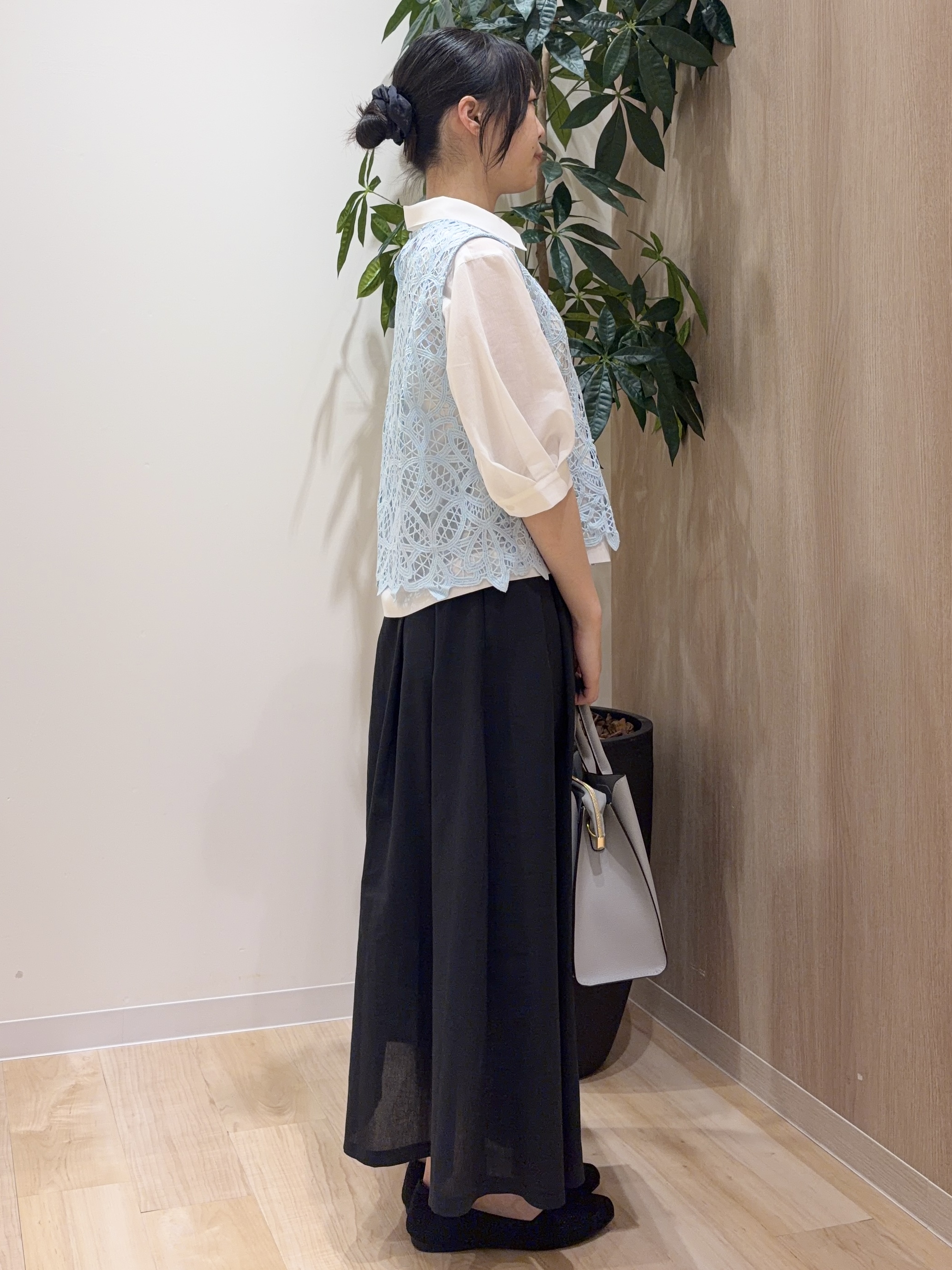 ayaneさんの「grove｜【2点SET・二の腕カバー】レースベスト&times;シアーブラウスSET」を使ったコーディネート