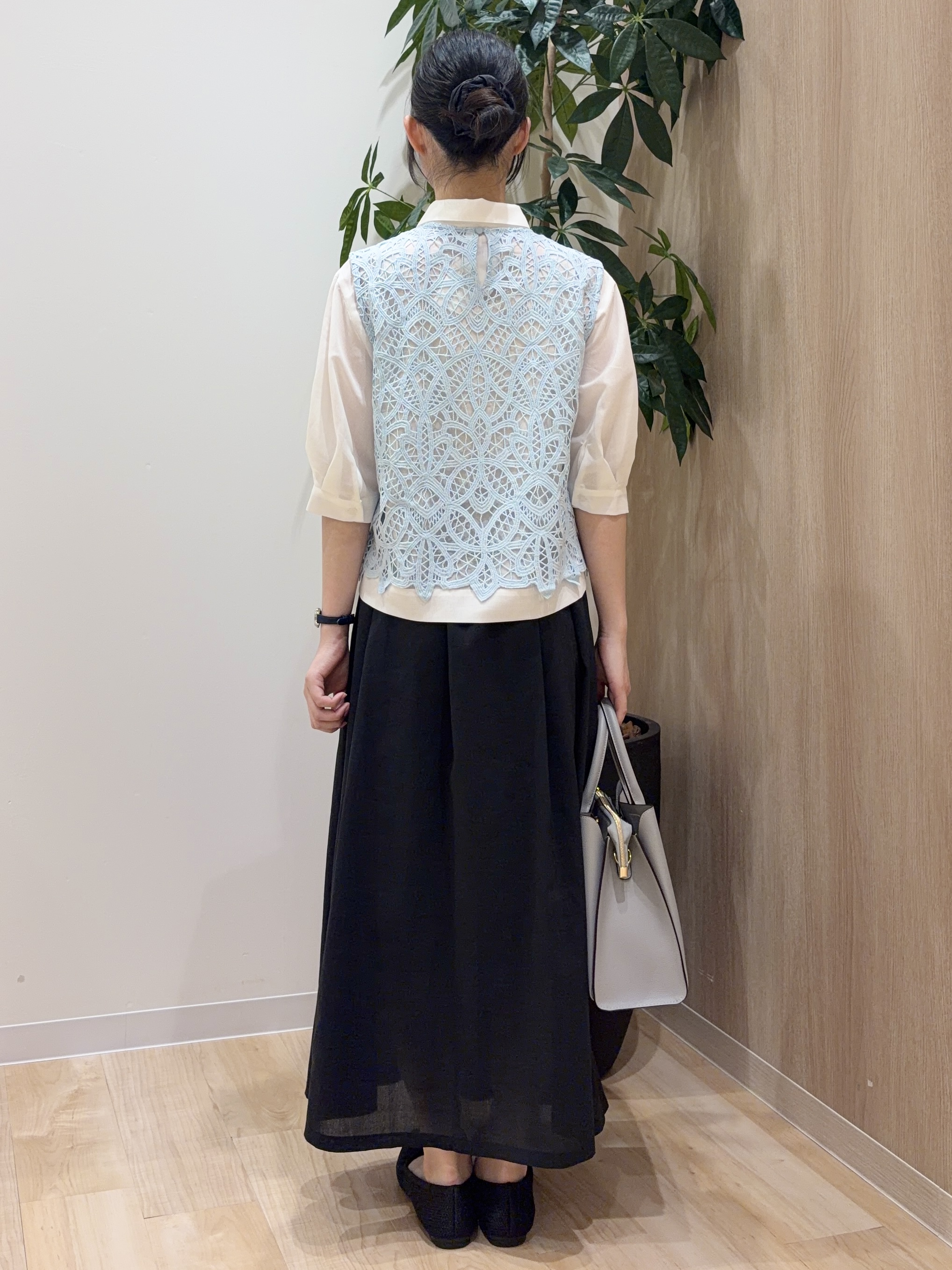 ayaneさんの「grove｜【2点SET・二の腕カバー】レースベスト&times;シアーブラウスSET」を使ったコーディネート