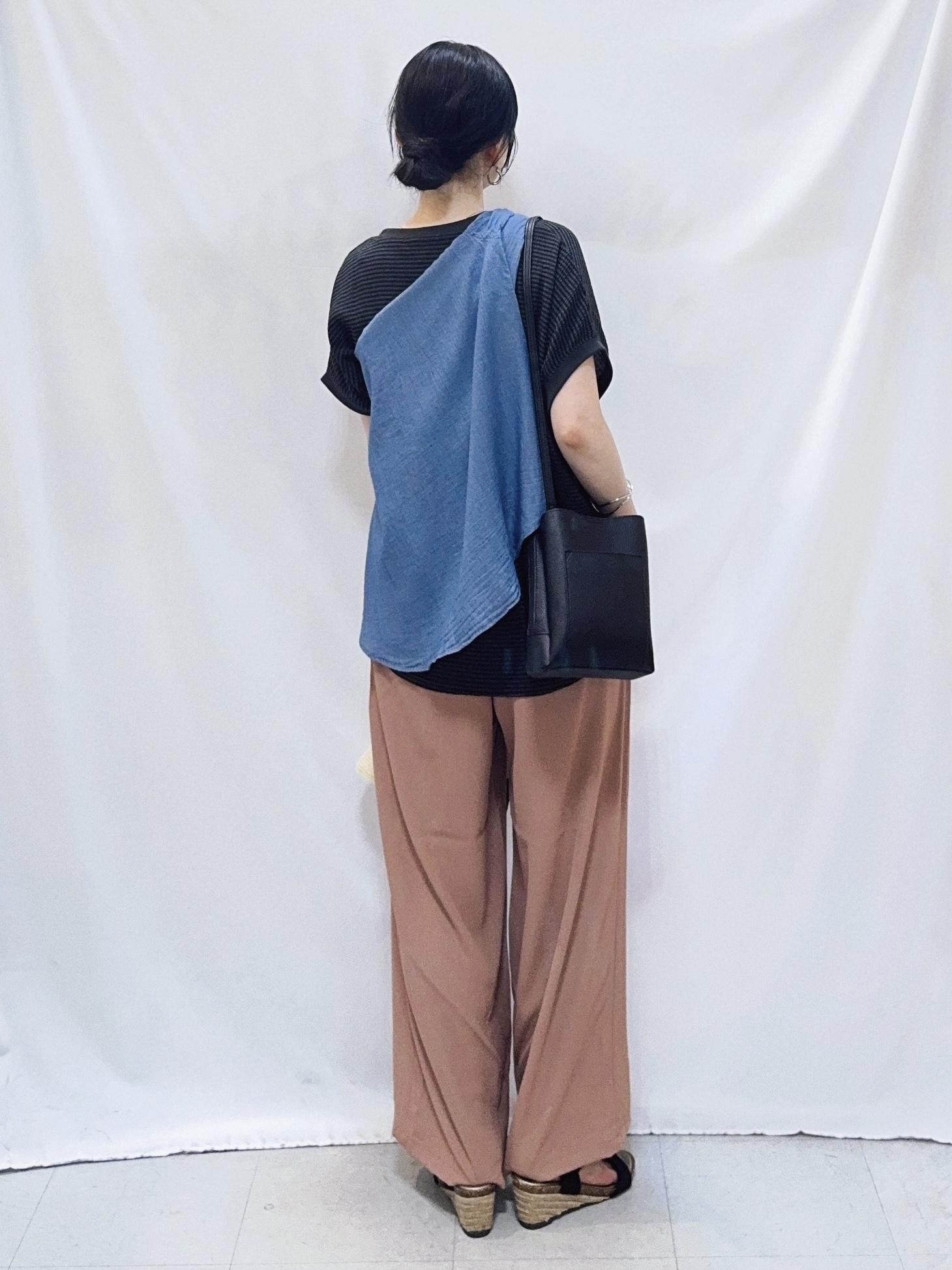𝐇𝐢𝐫𝐨𝐦𝐢さんの「SHOO･LA･RUE｜【洗濯機可】ぽこぽこさらさら アソートTシャツ」を使ったコーディネート
