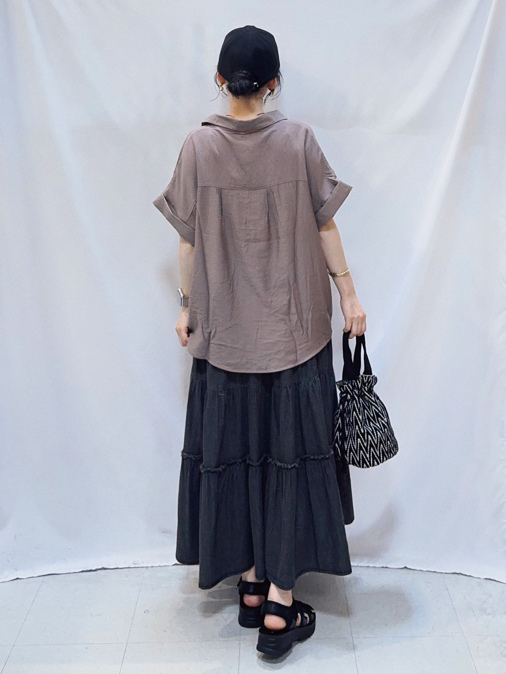 𝐇𝐢𝐫𝐨𝐦𝐢さんの「SHOO･LA･RUE｜【S-LL/洗濯機可】インせず着られる 裾タック スキッパーシャツ」を使ったコーディネート