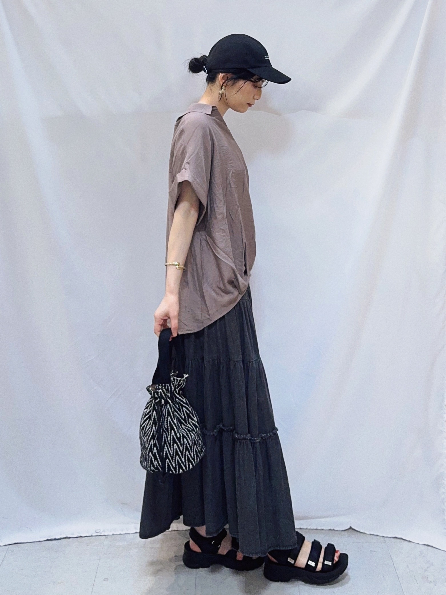 𝐇𝐢𝐫𝐨𝐦𝐢さんの「SHOO･LA･RUE｜【S-LL/洗濯機可】インせず着られる 裾タック スキッパーシャツ」を使ったコーディネート