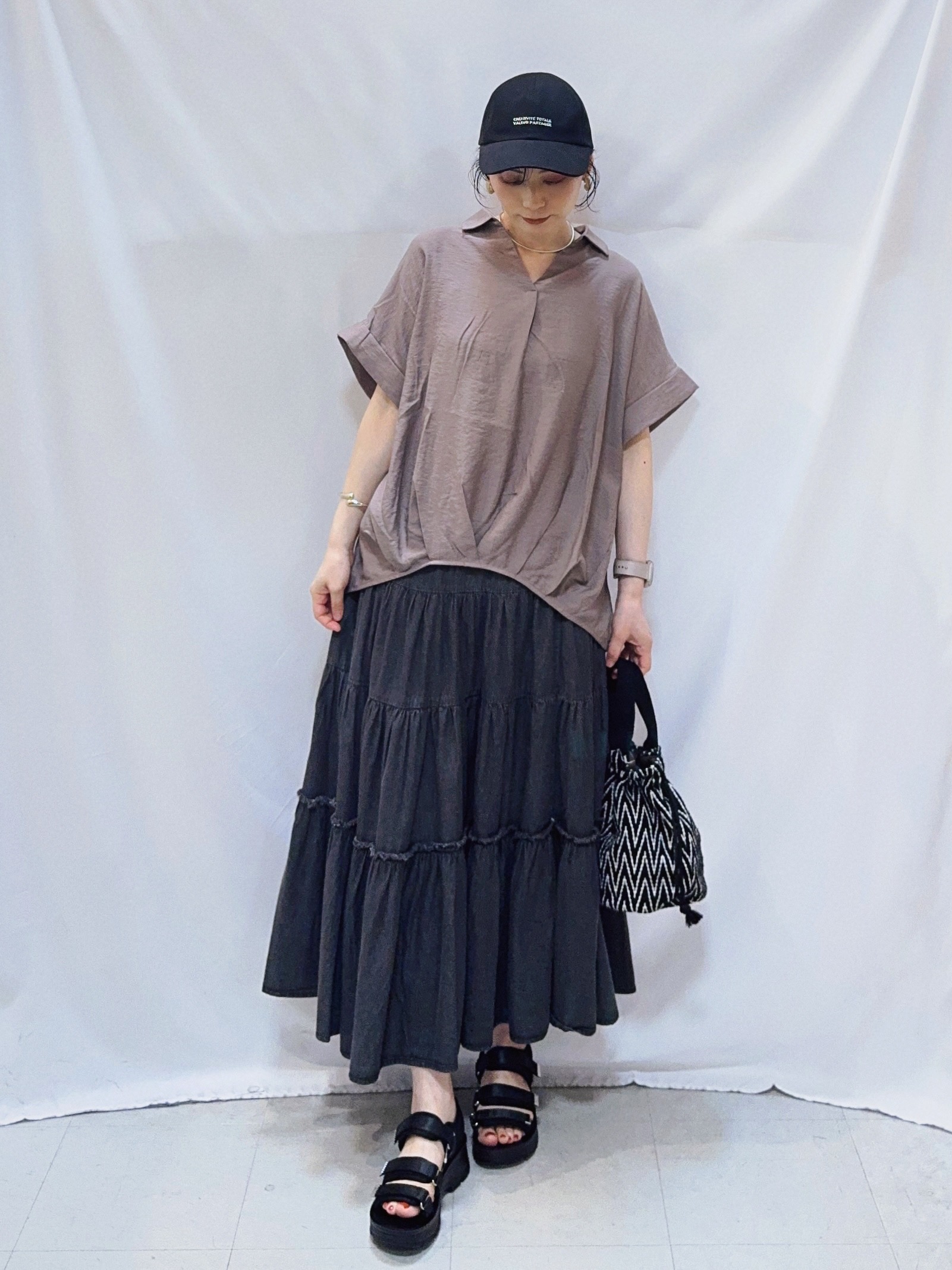 𝐇𝐢𝐫𝐨𝐦𝐢さんの「SHOO･LA･RUE｜【S-LL/洗濯機可】インせず着られる 裾タック スキッパーシャツ」を使ったコーディネート
