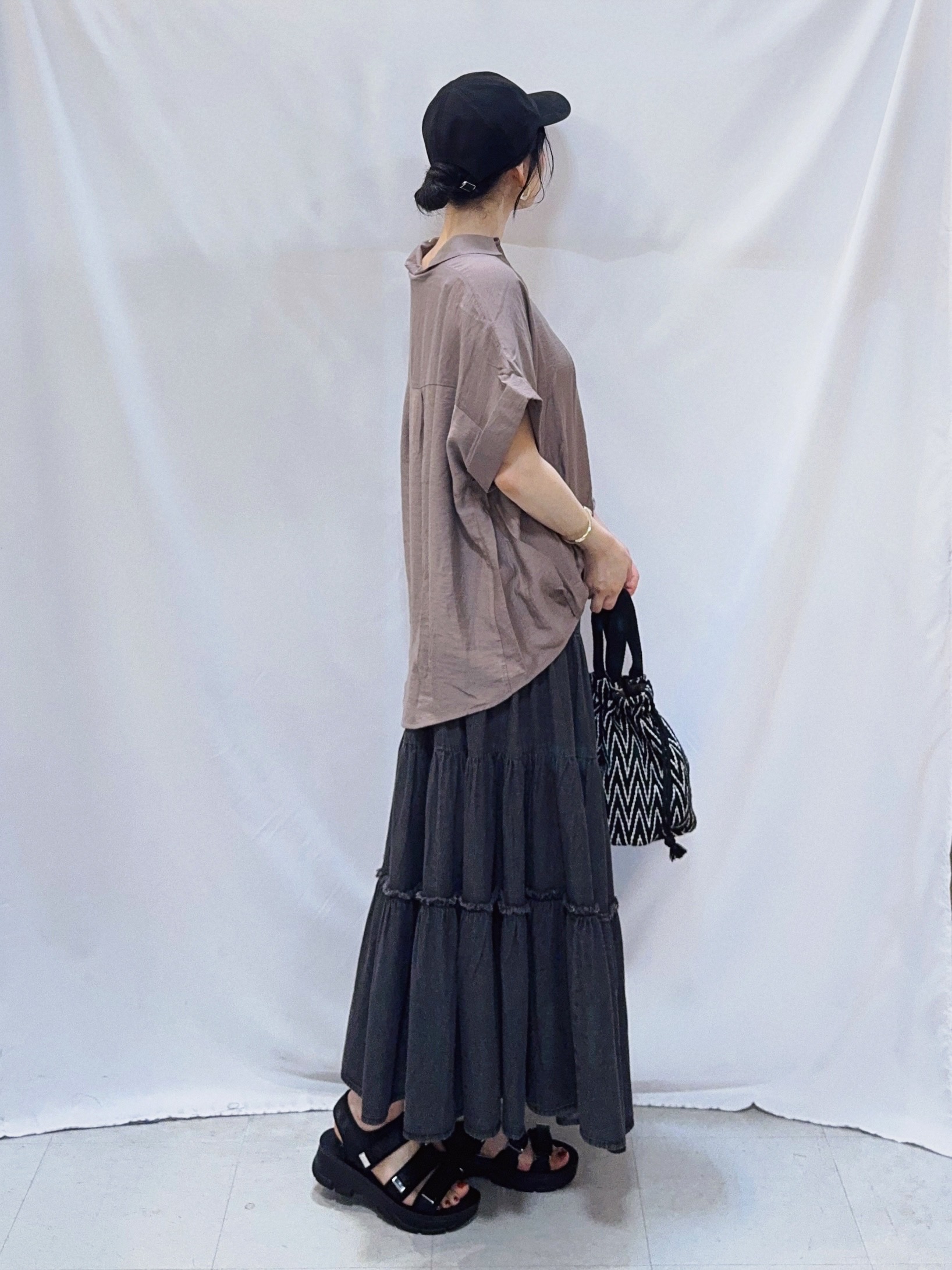 𝐇𝐢𝐫𝐨𝐦𝐢さんの「SHOO･LA･RUE｜【S-LL/洗濯機可】インせず着られる 裾タック スキッパーシャツ」を使ったコーディネート