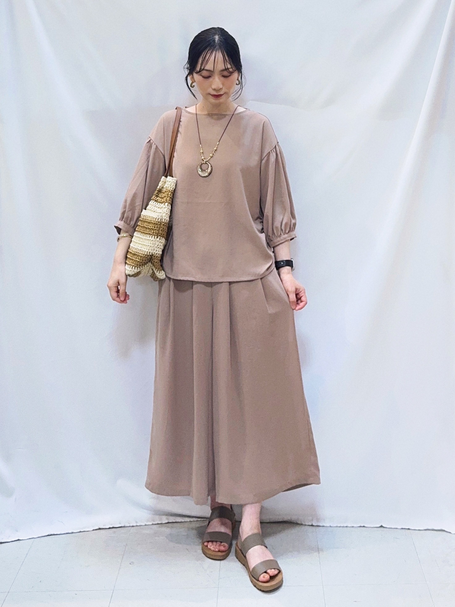 𝐇𝐢𝐫𝐨𝐦𝐢さんの「SHOO･LA･RUE｜【セットアップ可/S-LL/洗濯機可】体型カバーも叶う さらり麻調シャーリングブラウス」を使ったコーディネート