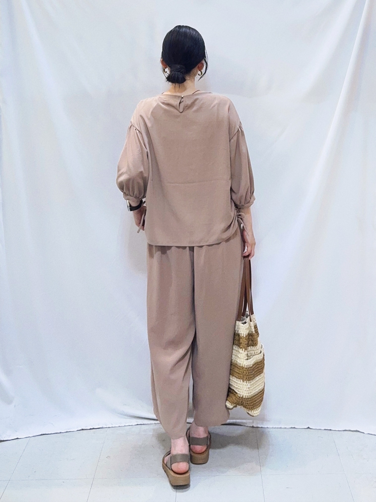 𝐇𝐢𝐫𝐨𝐦𝐢さんの「SHOO･LA･RUE｜【セットアップ可/S-LL/洗濯機可】体型カバーも叶う さらり麻調シャーリングブラウス」を使ったコーディネート