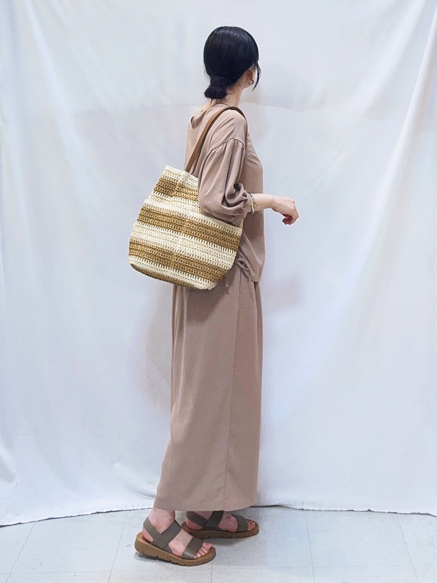 𝐇𝐢𝐫𝐨𝐦𝐢さんの「SHOO･LA･RUE｜【セットアップ可/S-LL/洗濯機可】体型カバーも叶う さらり麻調シャーリングブラウス」を使ったコーディネート
