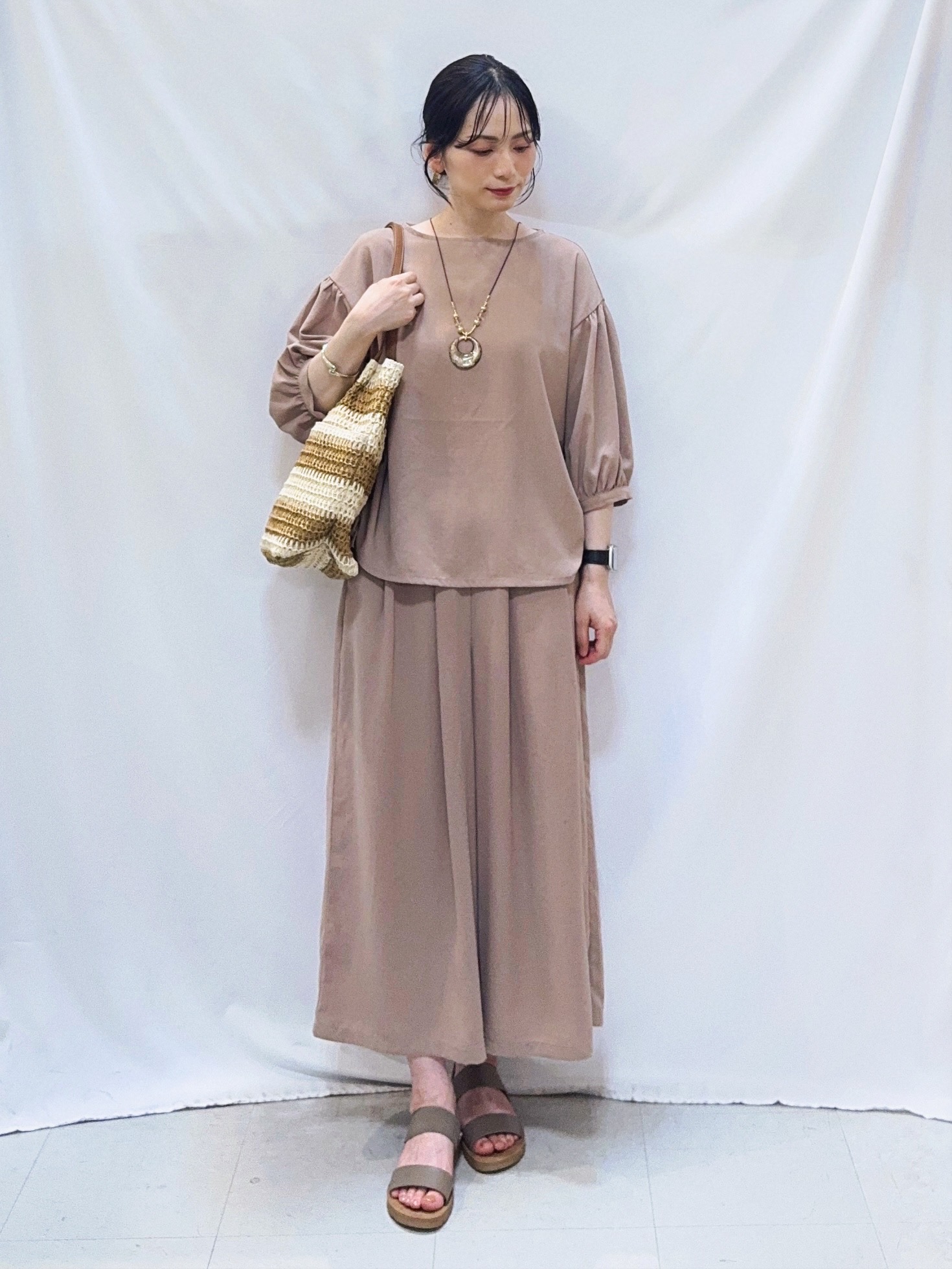 𝐇𝐢𝐫𝐨𝐦𝐢さんの「SHOO･LA･RUE｜【セットアップ可/S-LL/洗濯機可】体型カバーも叶う さらり麻調シャーリングブラウス」を使ったコーディネート