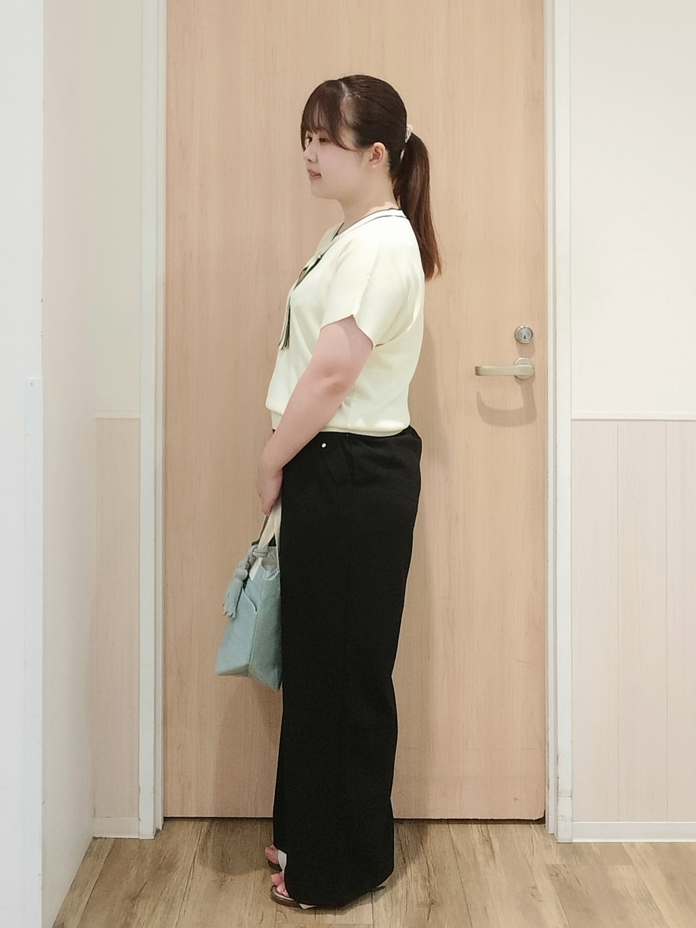 mさんの「SHOO･LA･RUE｜【高レビュー/毎日洗える/UV】二の腕も隠せる 配色ボウタイニット」を使ったコーディネート