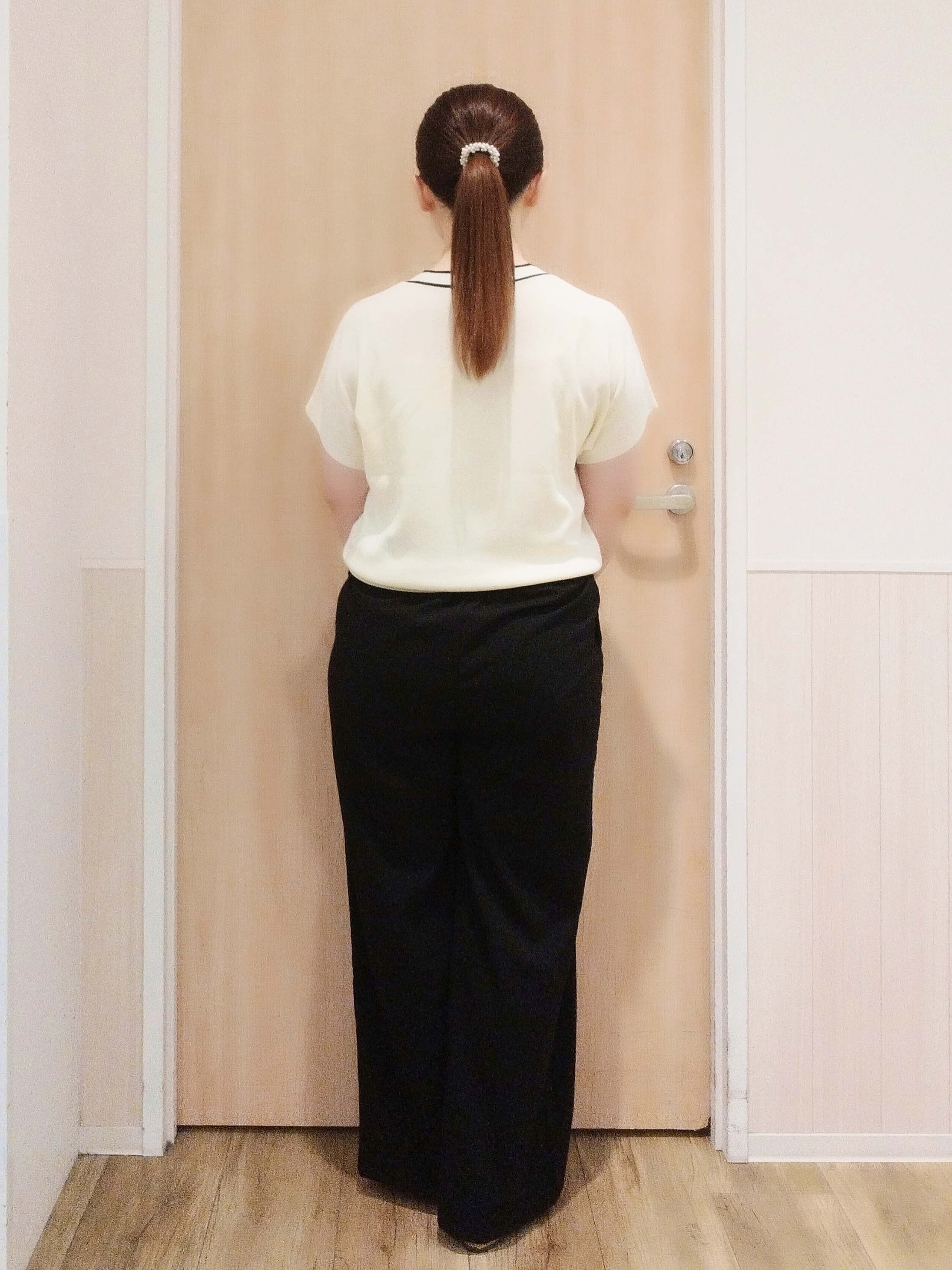 mさんの「SHOO･LA･RUE｜【高レビュー/毎日洗える/UV】二の腕も隠せる 配色ボウタイニット」を使ったコーディネート