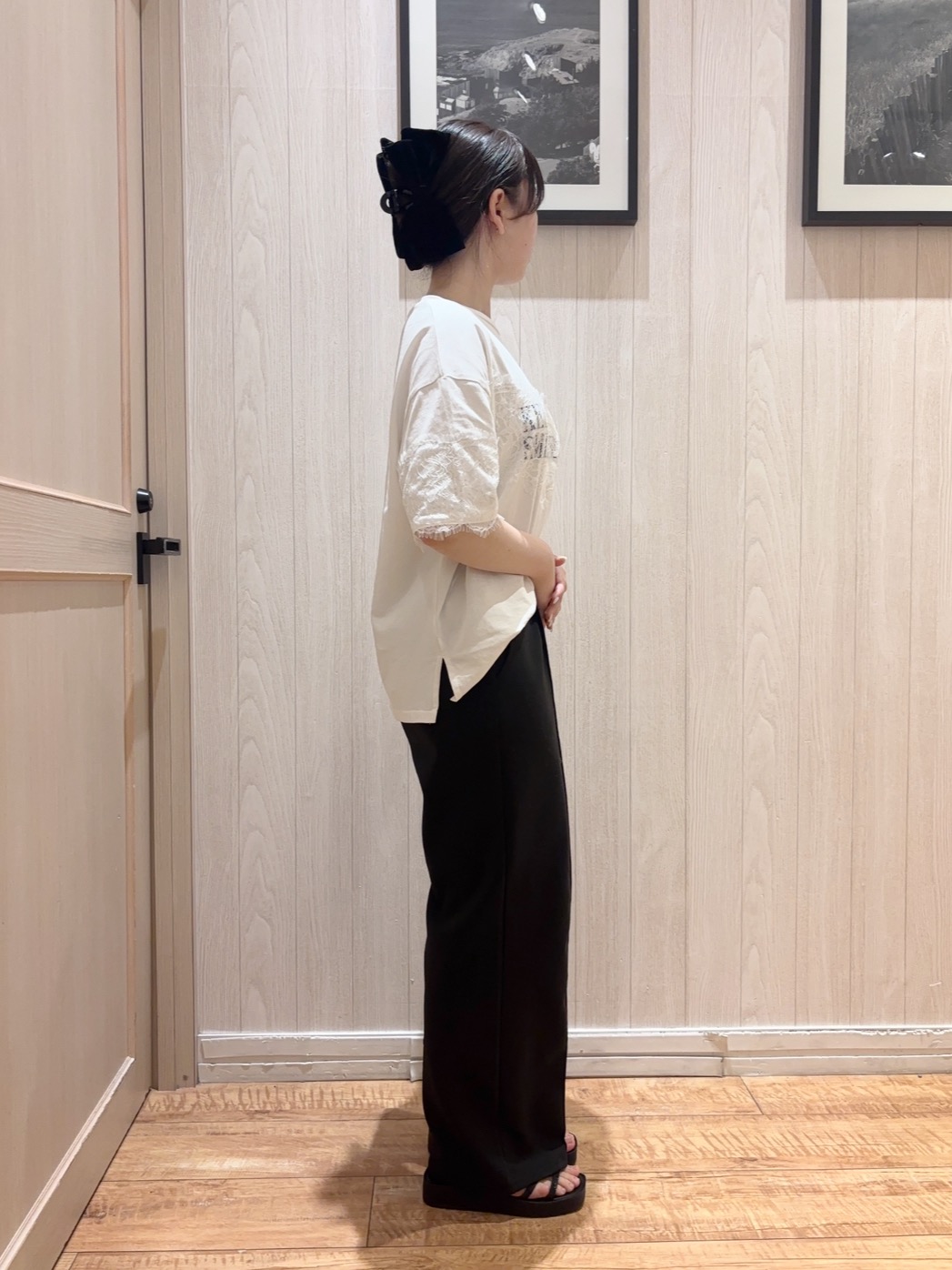sayuriさんの「SHOO･LA･RUE｜【洗濯機可】レースデザインでこなれ見え ロゴプリントTシャツ」を使ったコーディネート