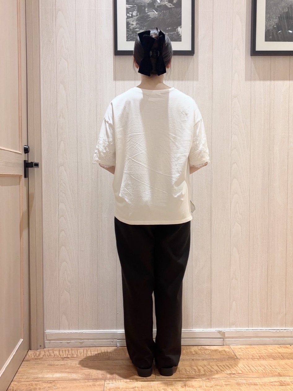 sayuriさんの「SHOO･LA･RUE｜【洗濯機可】レースデザインでこなれ見え ロゴプリントTシャツ」を使ったコーディネート