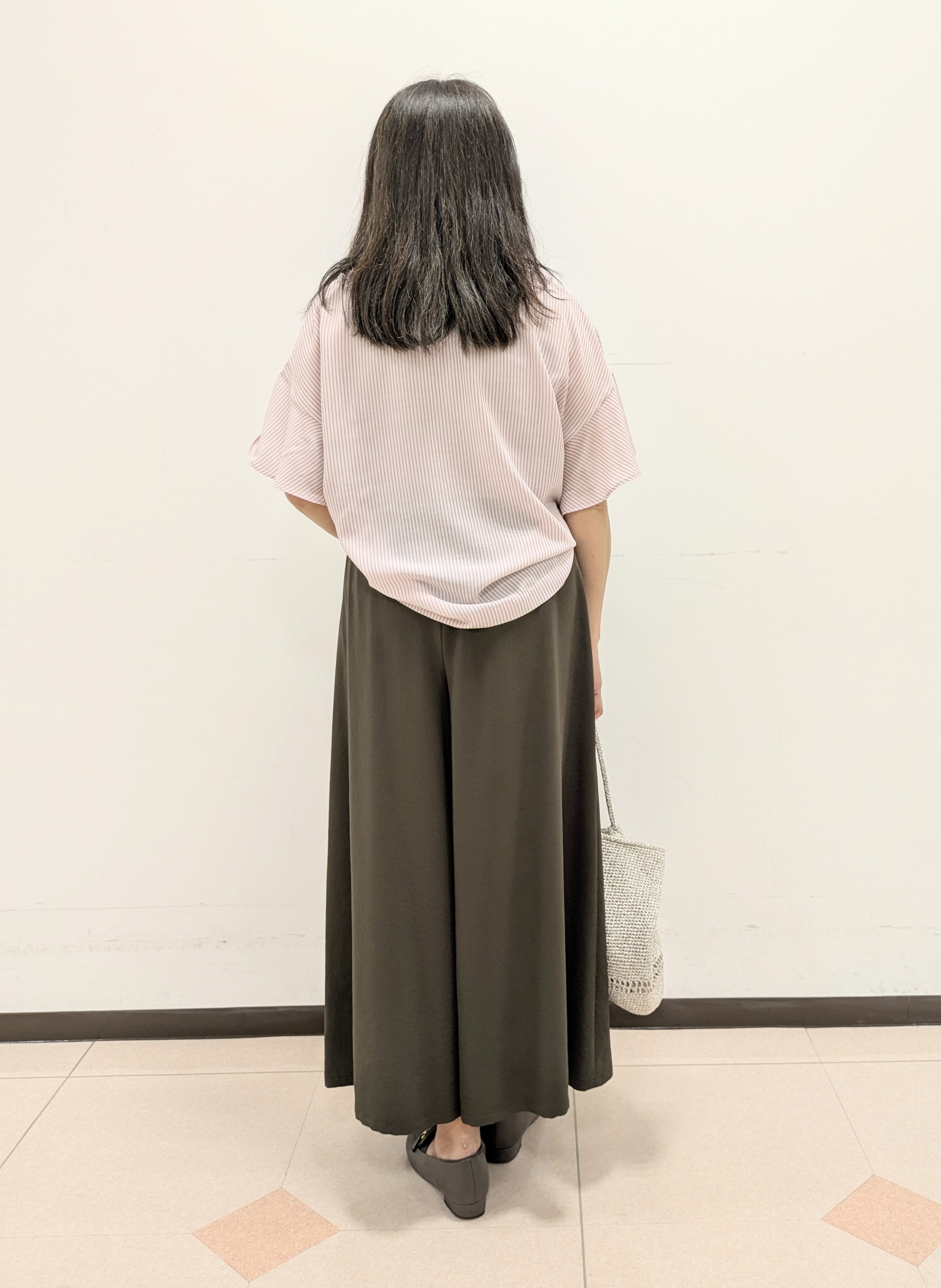 ともさんの「UNTITLED｜【接触冷感/通気性/洗える】Vネックフリルブラウス」を使ったコーディネート