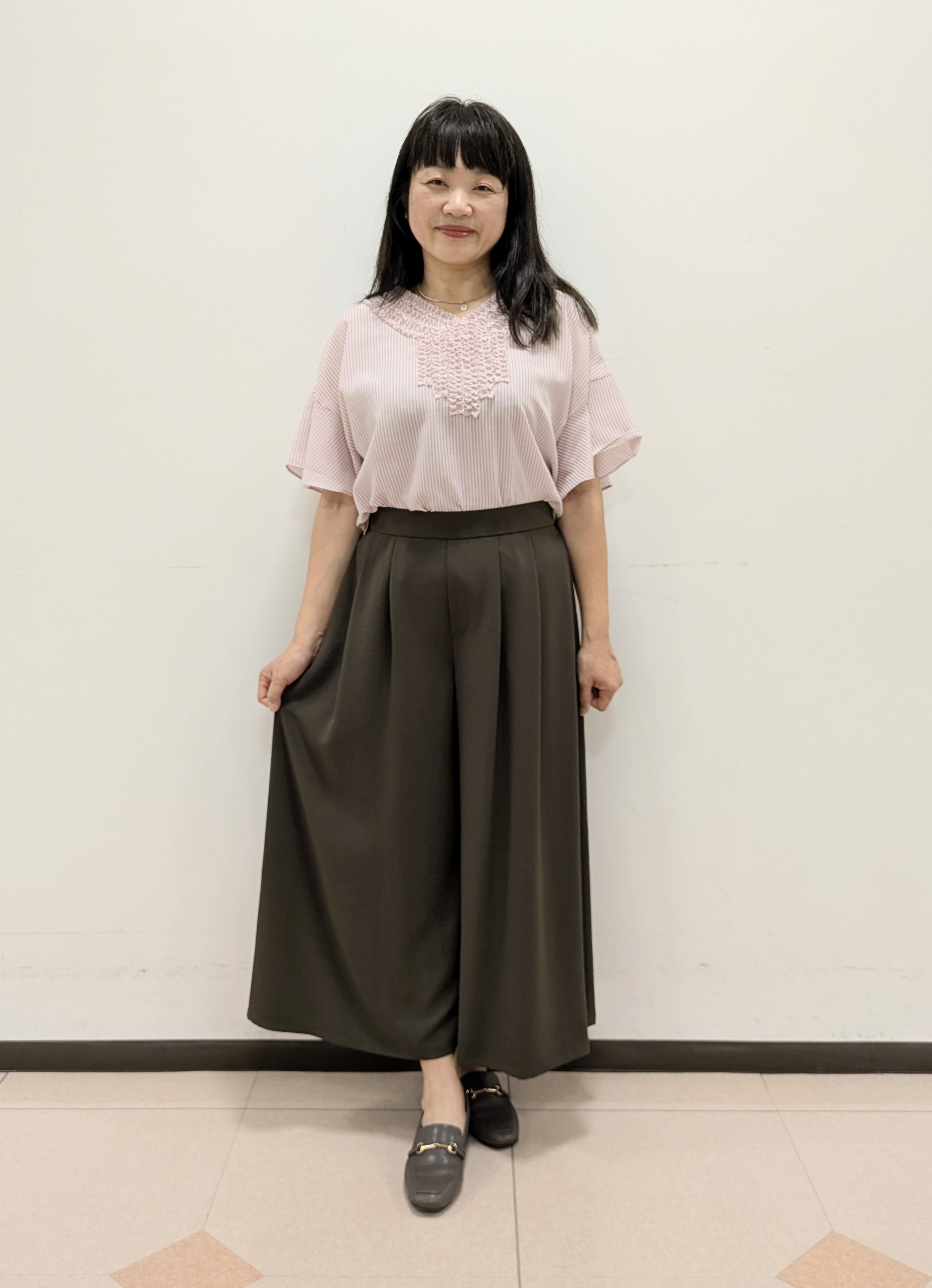 ともさんの「UNTITLED｜【接触冷感/通気性/洗える】Vネックフリルブラウス」を使ったコーディネート