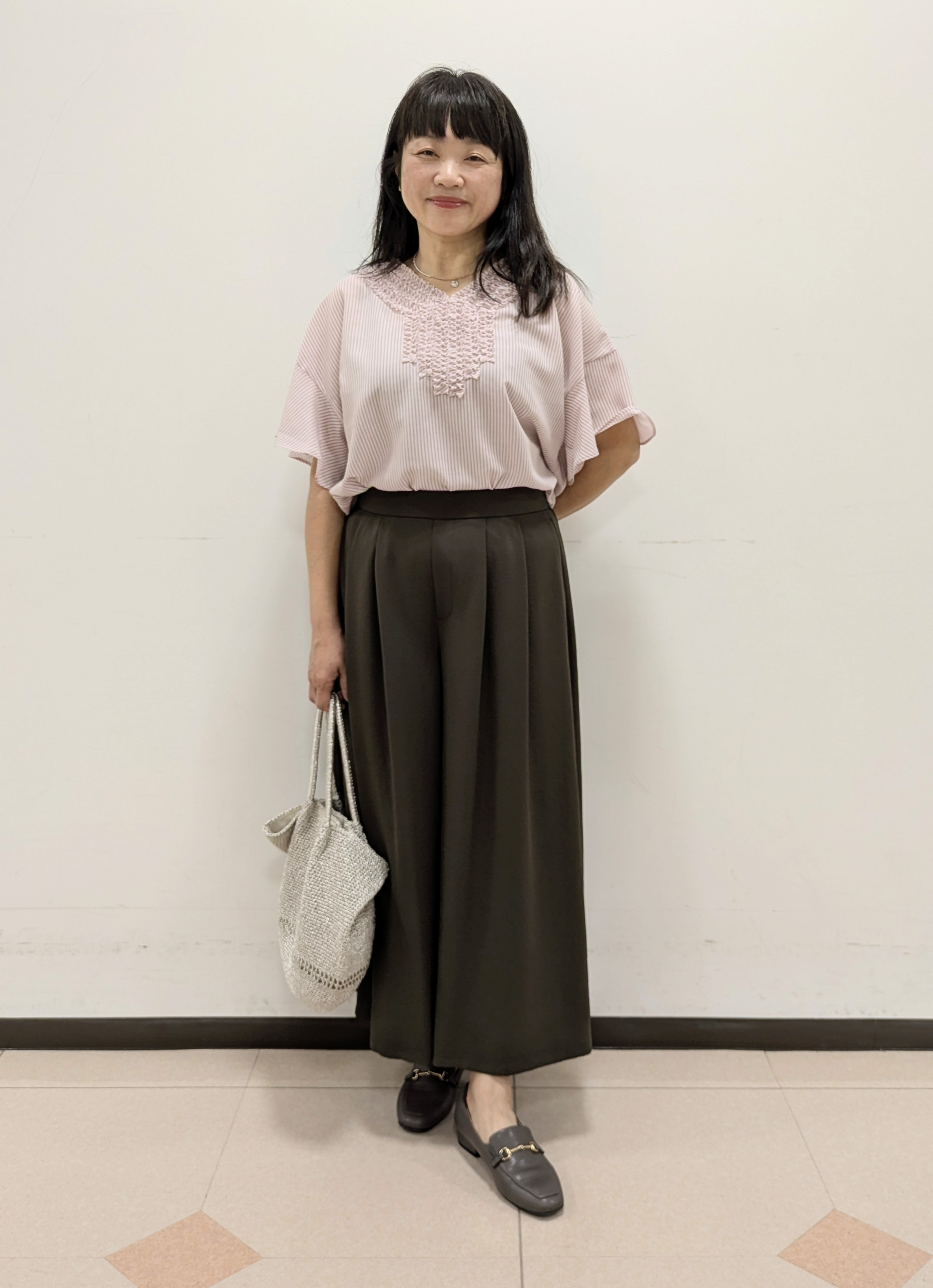 ともさんの「UNTITLED｜【接触冷感/通気性/洗える】Vネックフリルブラウス」を使ったコーディネート