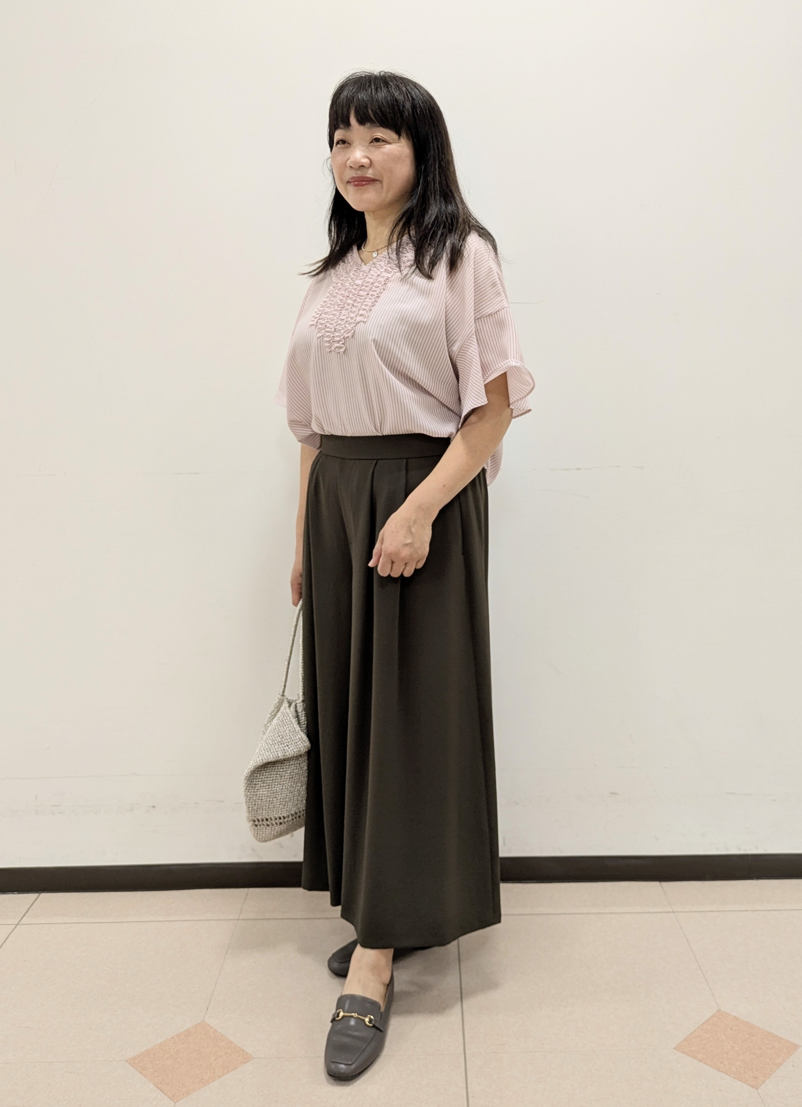 ともさんの「UNTITLED｜【接触冷感/通気性/洗える】Vネックフリルブラウス」を使ったコーディネート