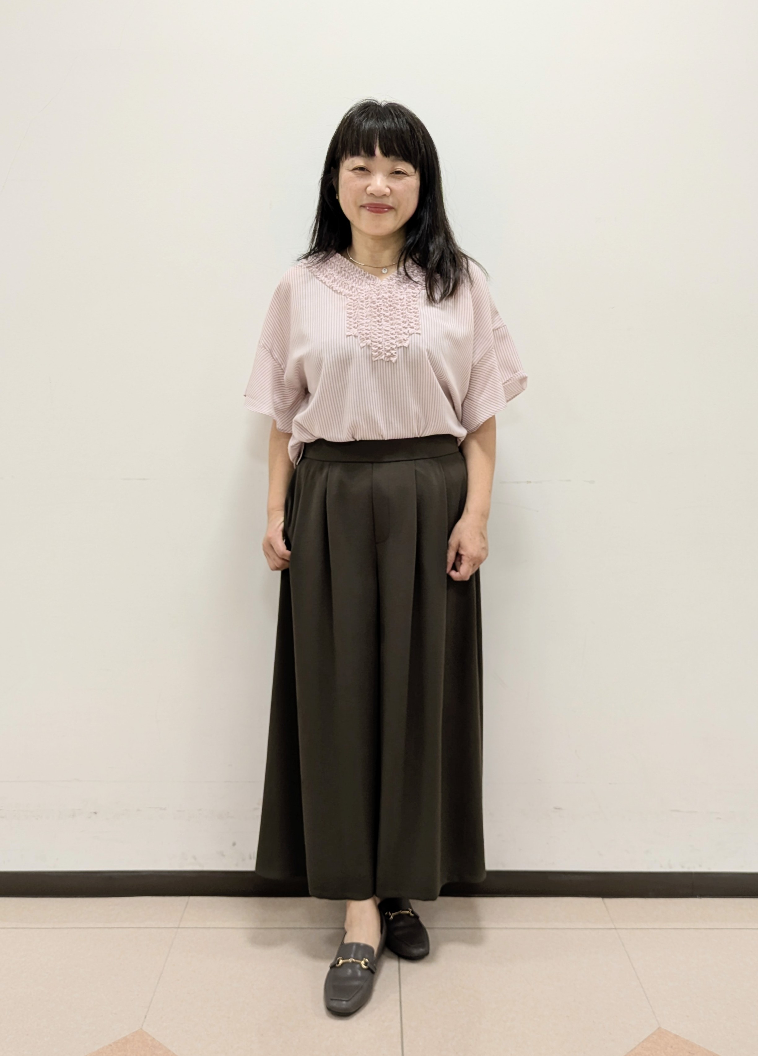 ともさんの「UNTITLED｜【接触冷感/通気性/洗える】Vネックフリルブラウス」を使ったコーディネート