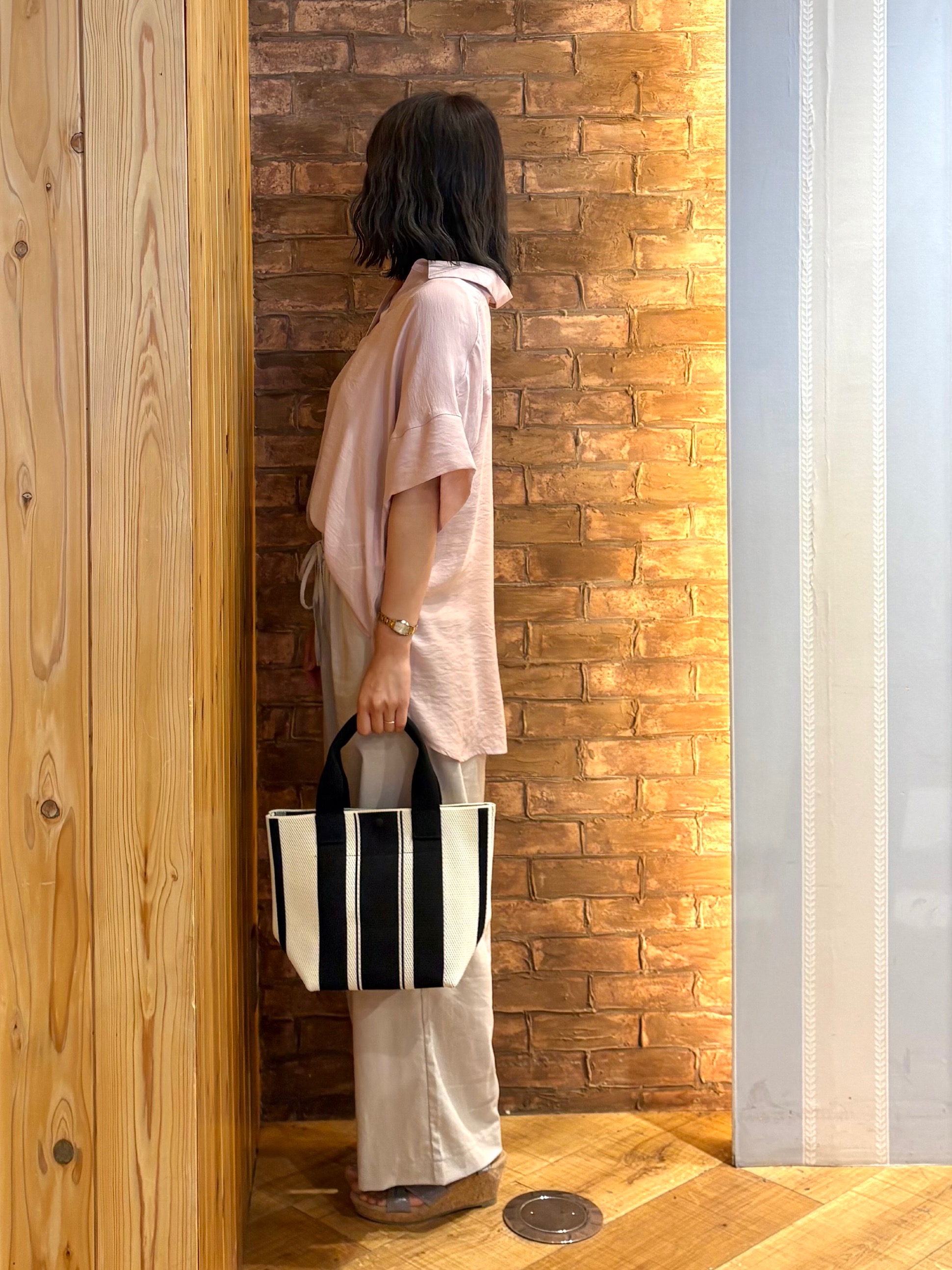 mieさんの「SHOO･LA･RUE｜【2点セット/S-LL/洗濯機可】時短でコーデ決まる スラブスキッパーシャツ＋タンクトップ」を使ったコーディネート