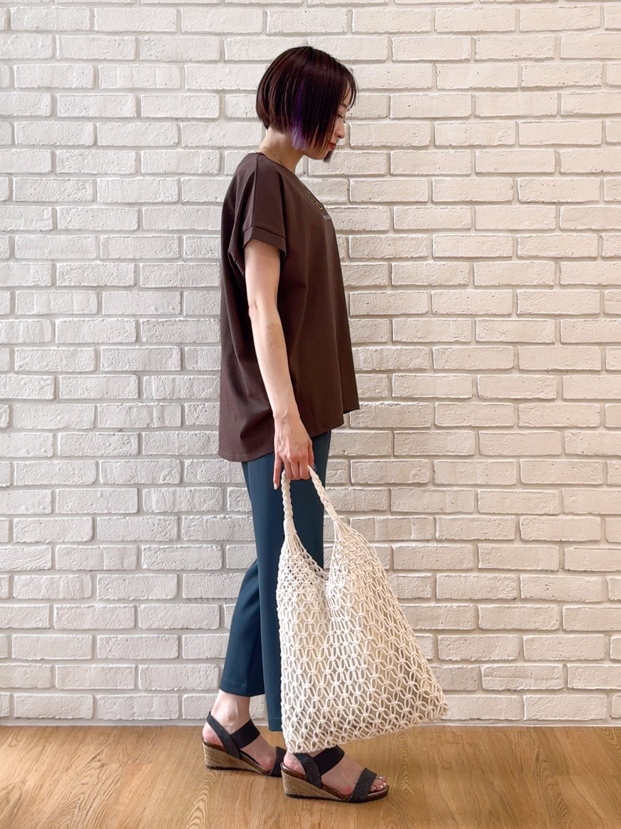 𝐜𝐡𝐢𝐤𝐚さんの「SHOO･LA･RUE｜【汗じみ防止/S-LL/体型カバー/洗濯機可】汗じみが気になりにくい 大人の刺繍ロゴTシャツ」を使ったコーディネート
