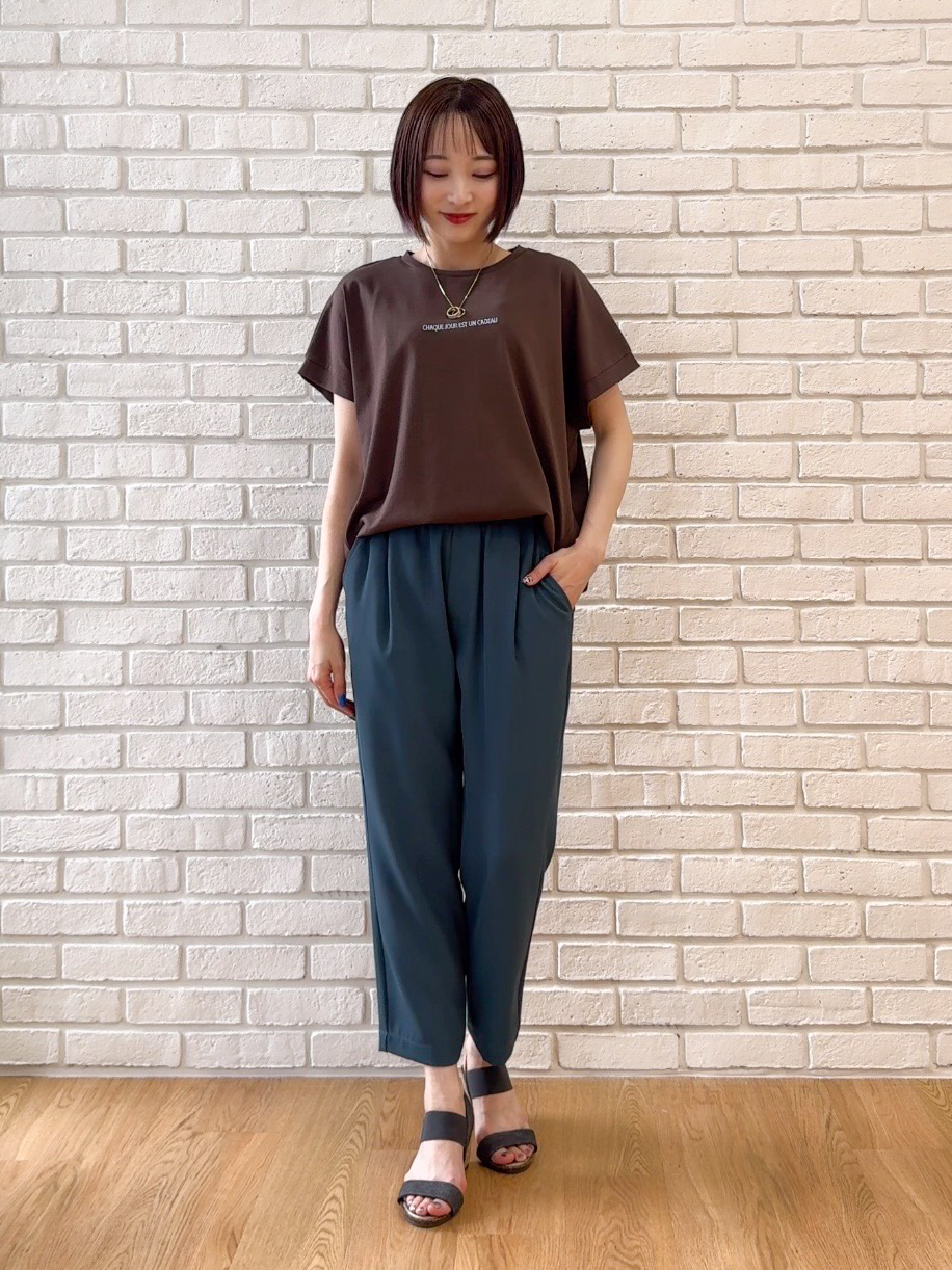 𝐜𝐡𝐢𝐤𝐚さんの「SHOO･LA･RUE｜【汗じみ防止/S-LL/体型カバー/洗濯機可】汗じみが気になりにくい 大人の刺繍ロゴTシャツ」を使ったコーディネート