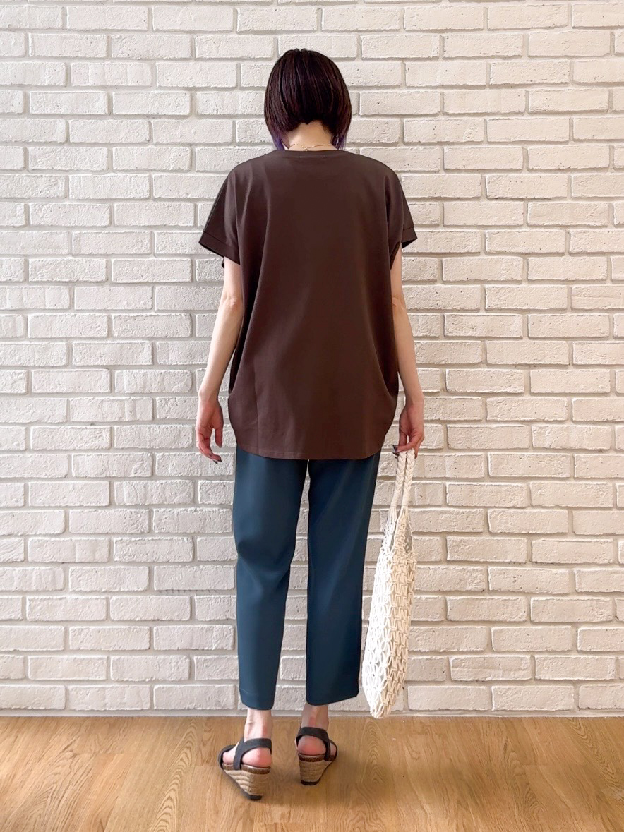 𝐜𝐡𝐢𝐤𝐚さんの「SHOO･LA･RUE｜【汗じみ防止/S-LL/体型カバー/洗濯機可】汗じみが気になりにくい 大人の刺繍ロゴTシャツ」を使ったコーディネート