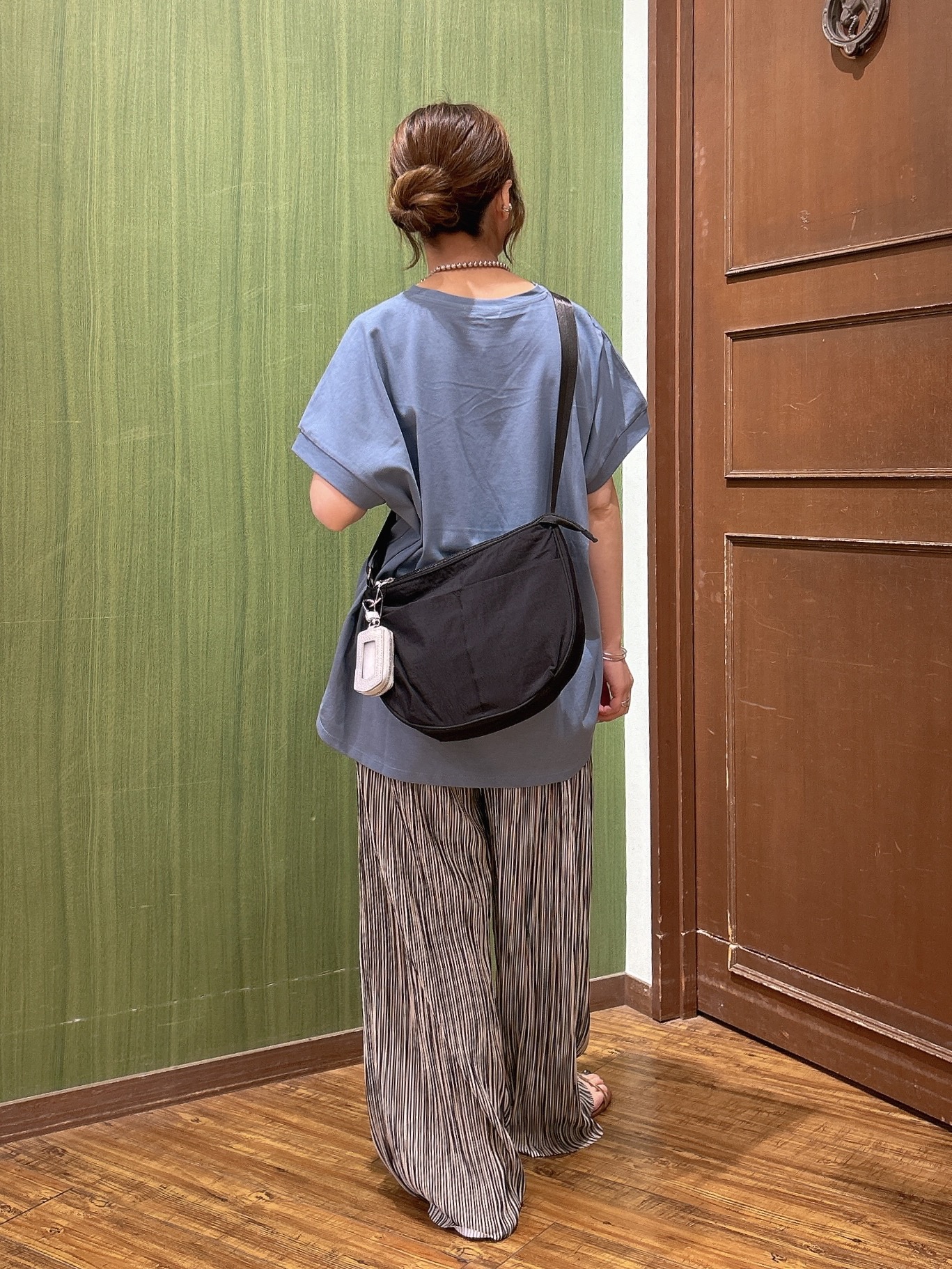 かおりさんの「SHOO･LA･RUE｜【汗じみ防止/S-LL/体型カバー/洗濯機可】汗じみが気になりにくい 大人の刺繍ロゴTシャツ」を使ったコーディネート