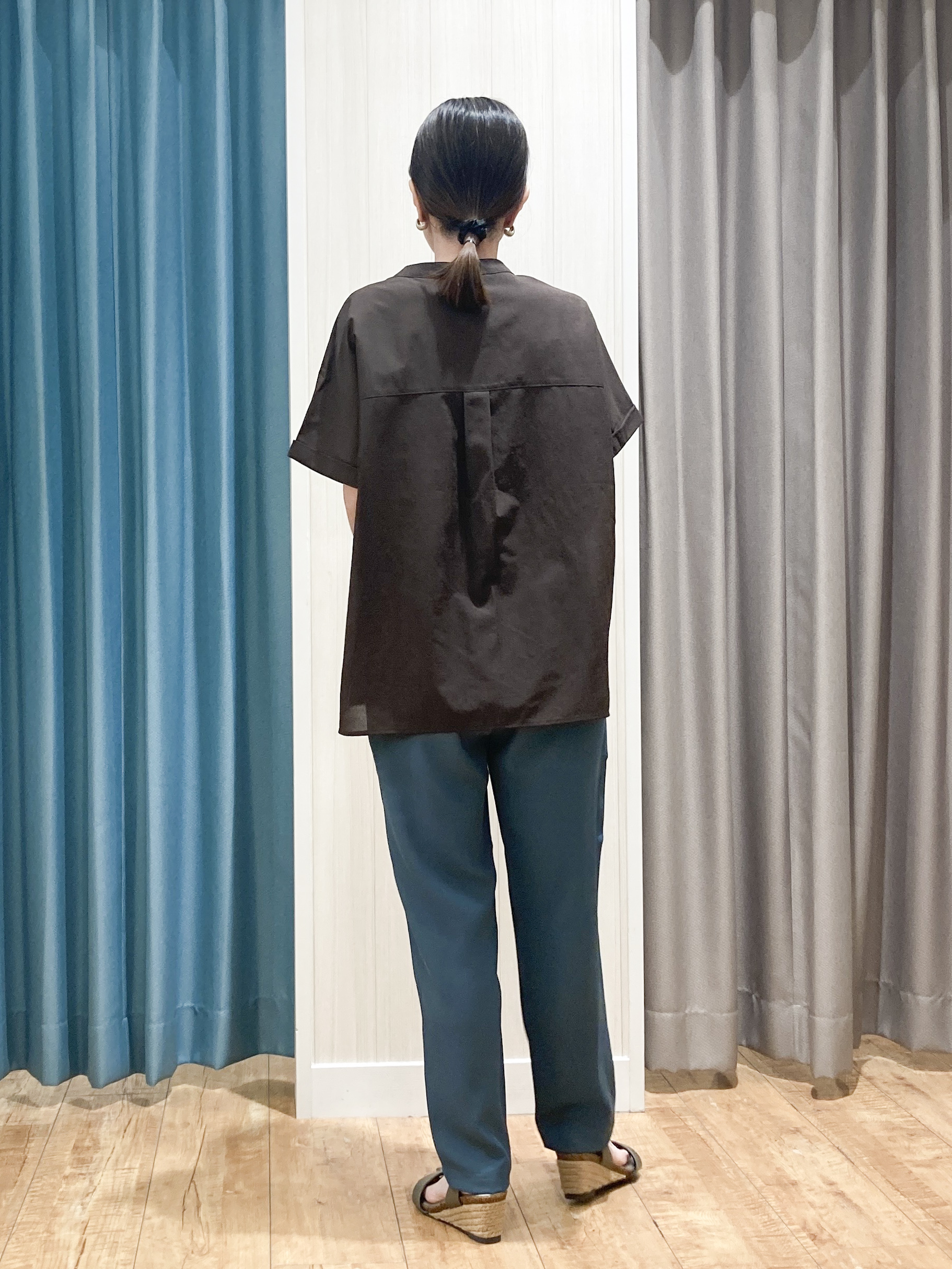 thさんの「SHOO･LA･RUE｜【通気性〇/UV/S-LL】風が通り抜ける 半袖バンドカラーシアーシャツ」を使ったコーディネート