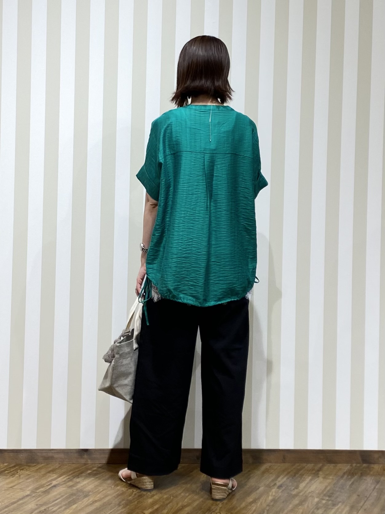 SAOさんの「SHOO･LA･RUE｜【高レビュー/体型カバー】インせず着られる スキッパー裾リボンブラウス」を使ったコーディネート