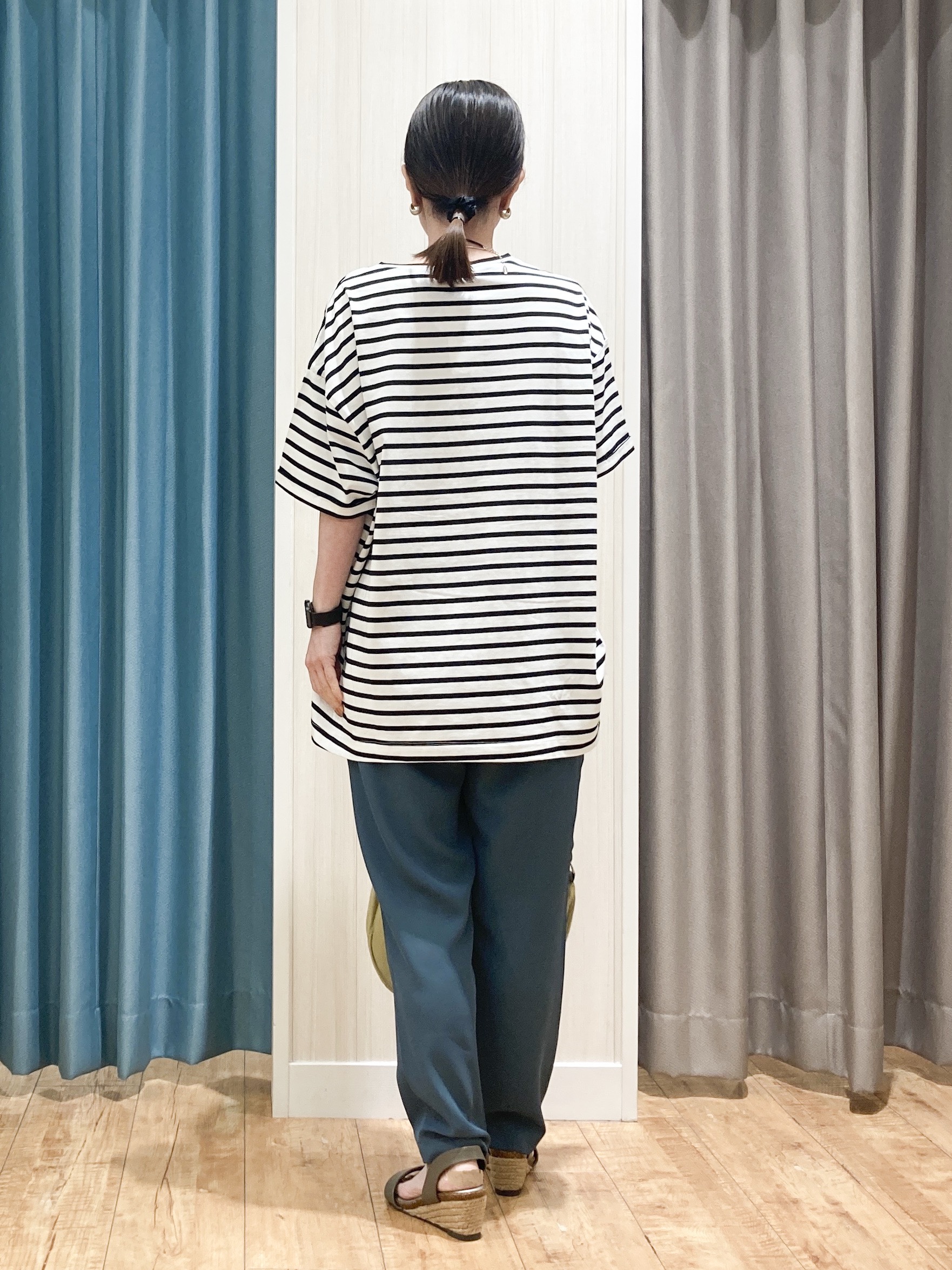 thさんの「SHOO･LA･RUE｜【体型カバー/S-LL/洗濯機可】インせず決まる フロントタックデザインTシャツ」を使ったコーディネート