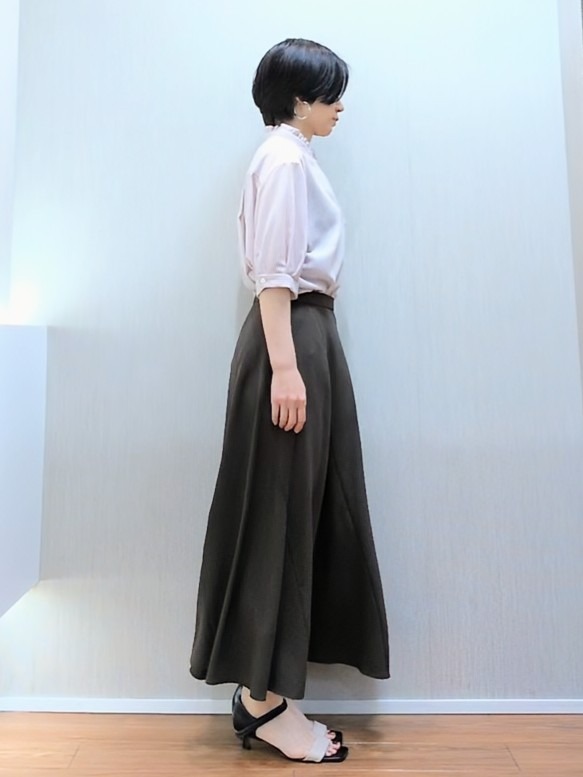 ミズタさんの「UNTITLED｜【接触冷感/通気性/洗える】スタンドカラーフリルブラウス」を使ったコーディネート