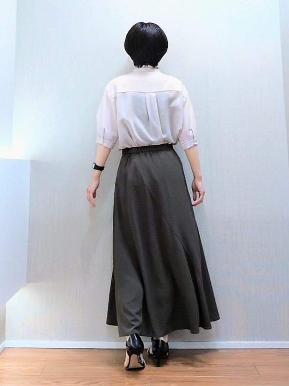 ミズタさんの「UNTITLED｜【接触冷感/通気性/洗える】スタンドカラーフリルブラウス」を使ったコーディネート
