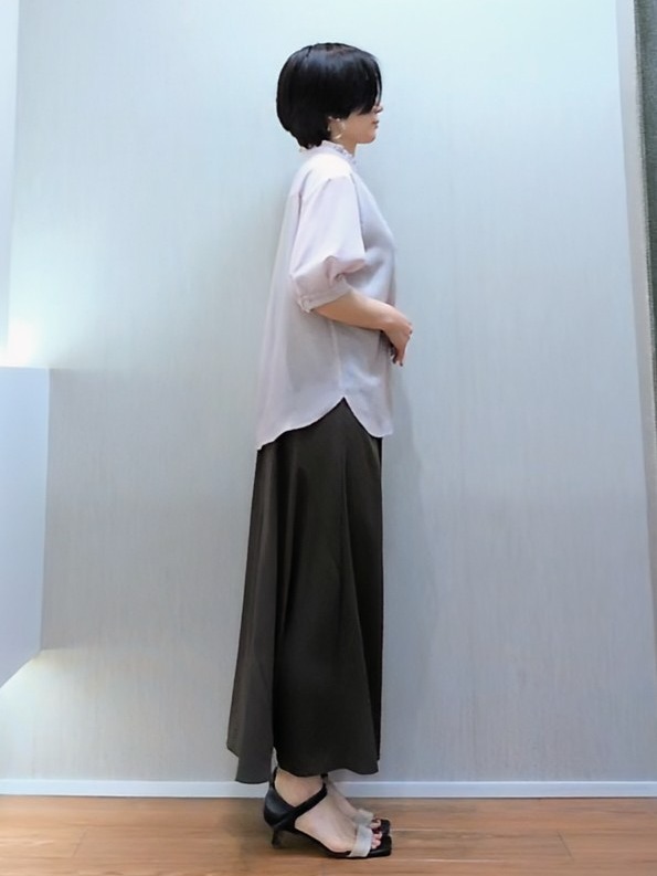 ミズタさんの「UNTITLED｜【接触冷感/通気性/洗える】スタンドカラーフリルブラウス」を使ったコーディネート