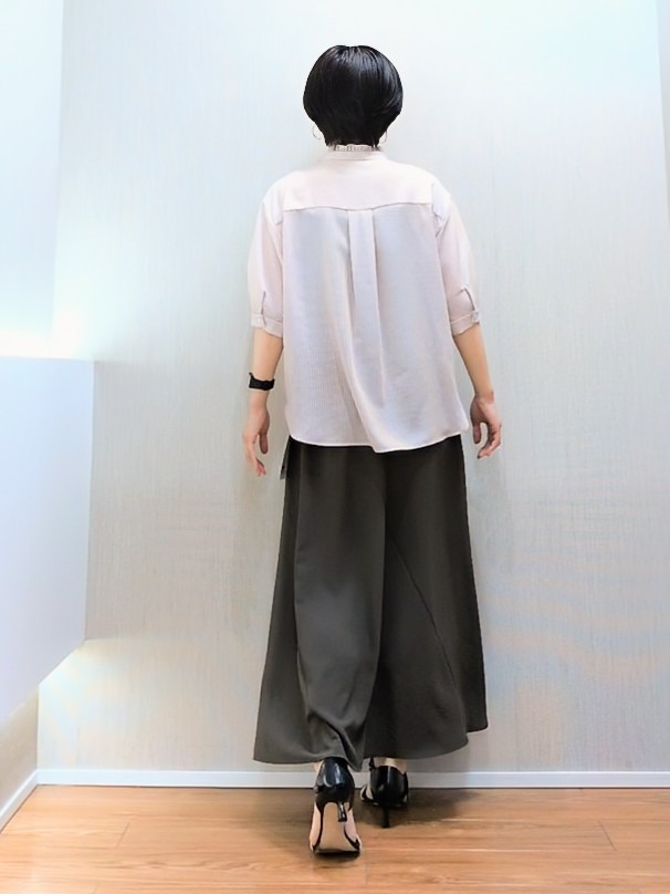 ミズタさんの「UNTITLED｜【接触冷感/通気性/洗える】スタンドカラーフリルブラウス」を使ったコーディネート