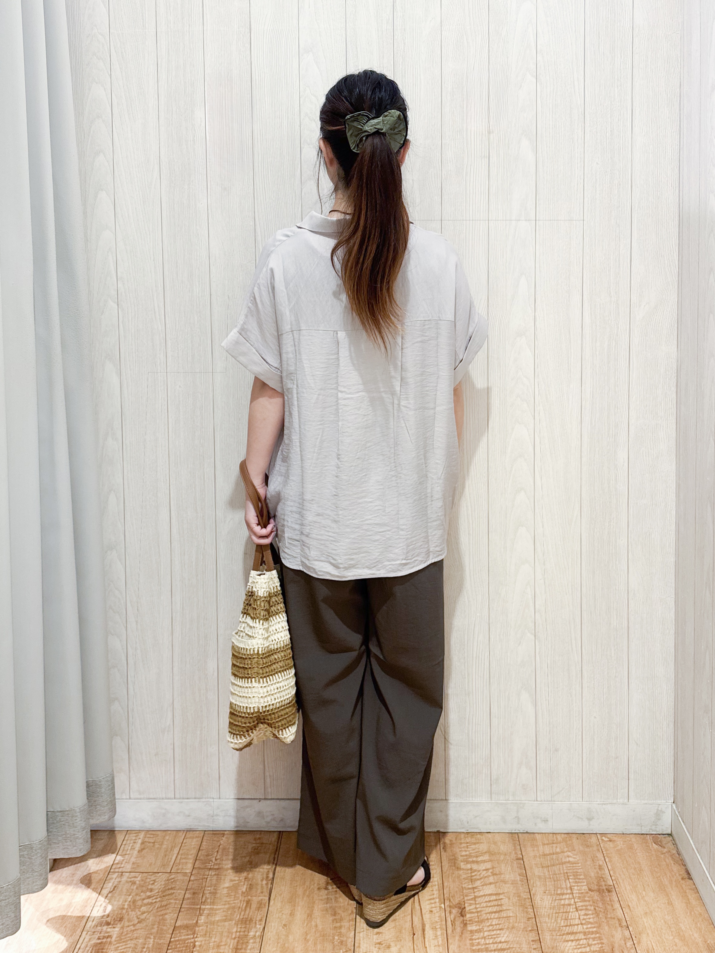 愛さんの「SHOO･LA･RUE｜【S-LL/洗濯機可】インせず着られる 裾タック スキッパーシャツ」を使ったコーディネート
