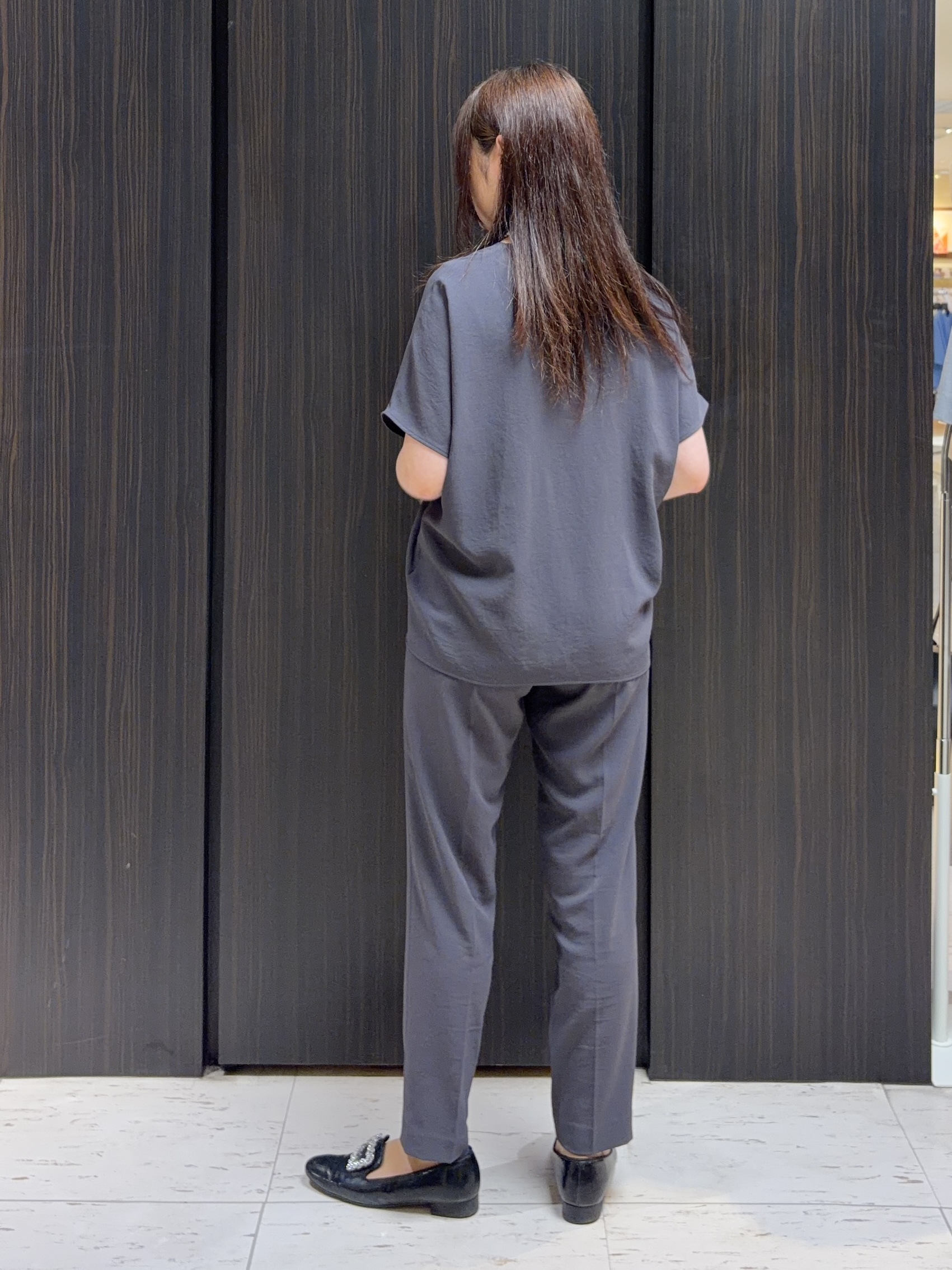 フナキさんの「UNTITLED｜【UV/接触冷感/セットアップ可】リラクシーキーVネックブラウス」を使ったコーディネート