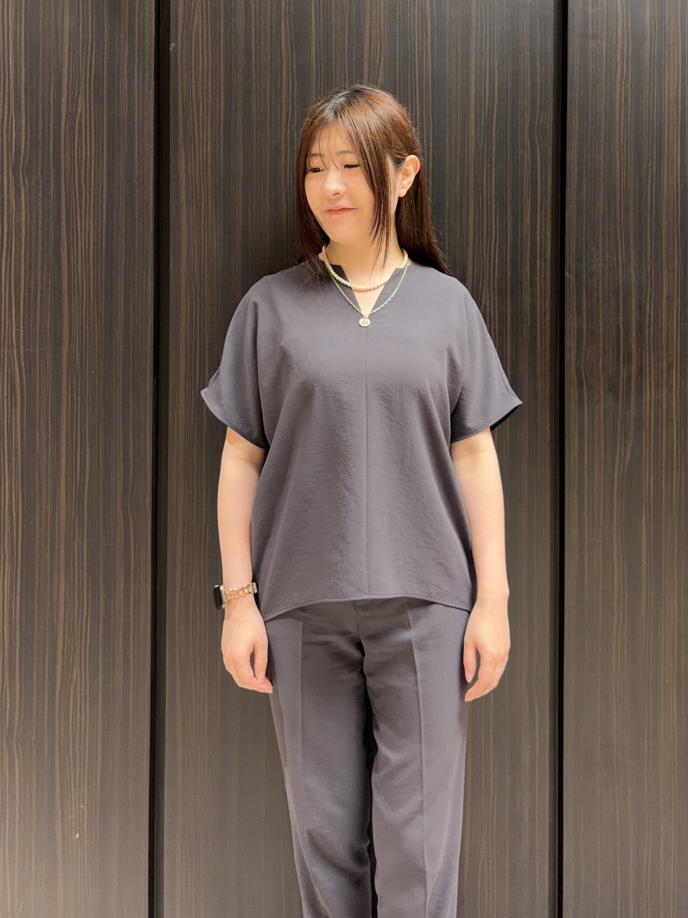フナキさんの「UNTITLED｜【UV/接触冷感/セットアップ可】リラクシーキーVネックブラウス」を使ったコーディネート