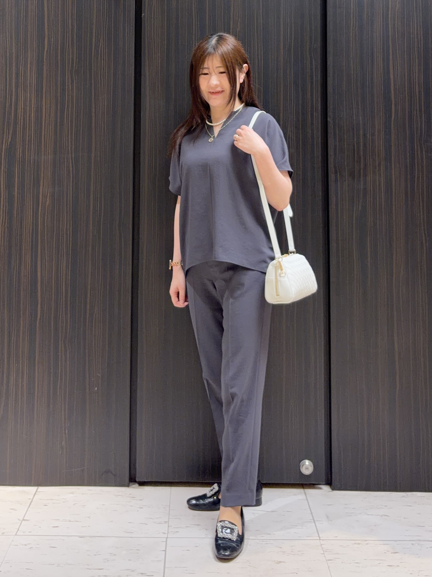 フナキさんの「UNTITLED｜【UV/接触冷感/セットアップ可】リラクシーキーVネックブラウス」を使ったコーディネート